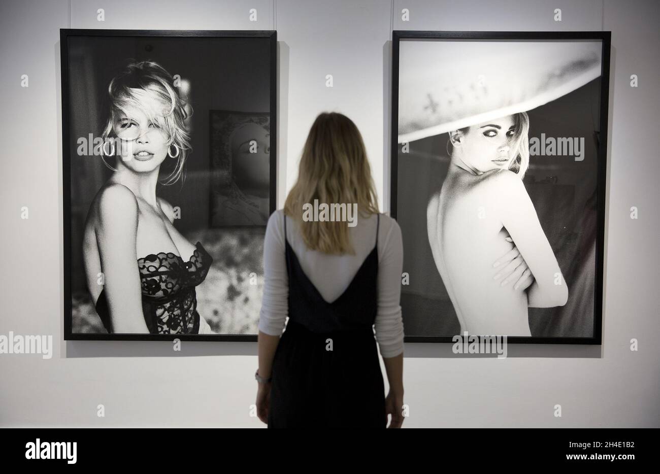 Eine Galerie-Assistentin betrachtet Fotografien des Supermodels Claudia Schiffer für eine Erratungskampagne und der Vogue Italy, die von der in Deutschland geborenen Fotografin Ellen von Unwerth während einer Ausstellung von über 40 ihrer berühmtesten Fotografien aus den 1990er Jahren bis heute in der Londoner Opera Gallery in Mayfair, London, aufgenommen wurden. Die am Freitag, 5. Mai, für die Öffentlichkeit zugänglich ist. Bild datiert: Donnerstag, 3. Mai 2018. Bildnachweis sollte lauten: Isabel Infantes / EMPICS Entertainment. Stockfoto