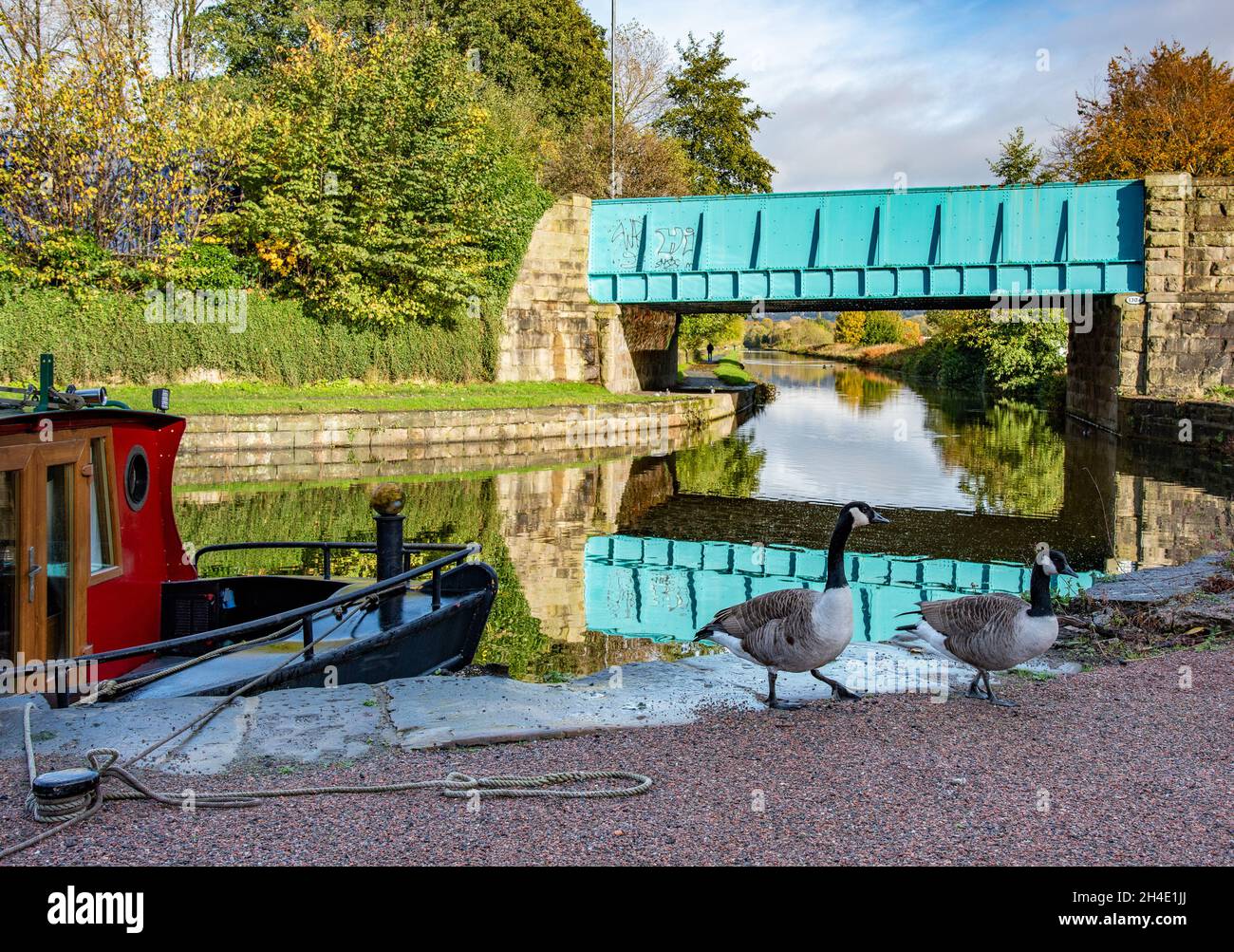 Burnley, Lancashire, Großbritannien. November 2021. Leeds and Liverpool Canal at Finsley Gate Wharf, Burnley, Lancashire, UK Credit: John Eveson/Alamy Live News Stockfoto