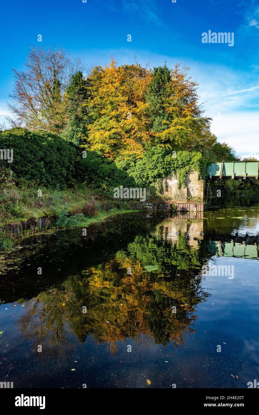 Burnley, Lancashire, Großbritannien. November 2021. Leeds and Liverpool Canal at Finsley Gate Wharf, Burnley, Lancashire, UK Credit: John Eveson/Alamy Live News Stockfoto
