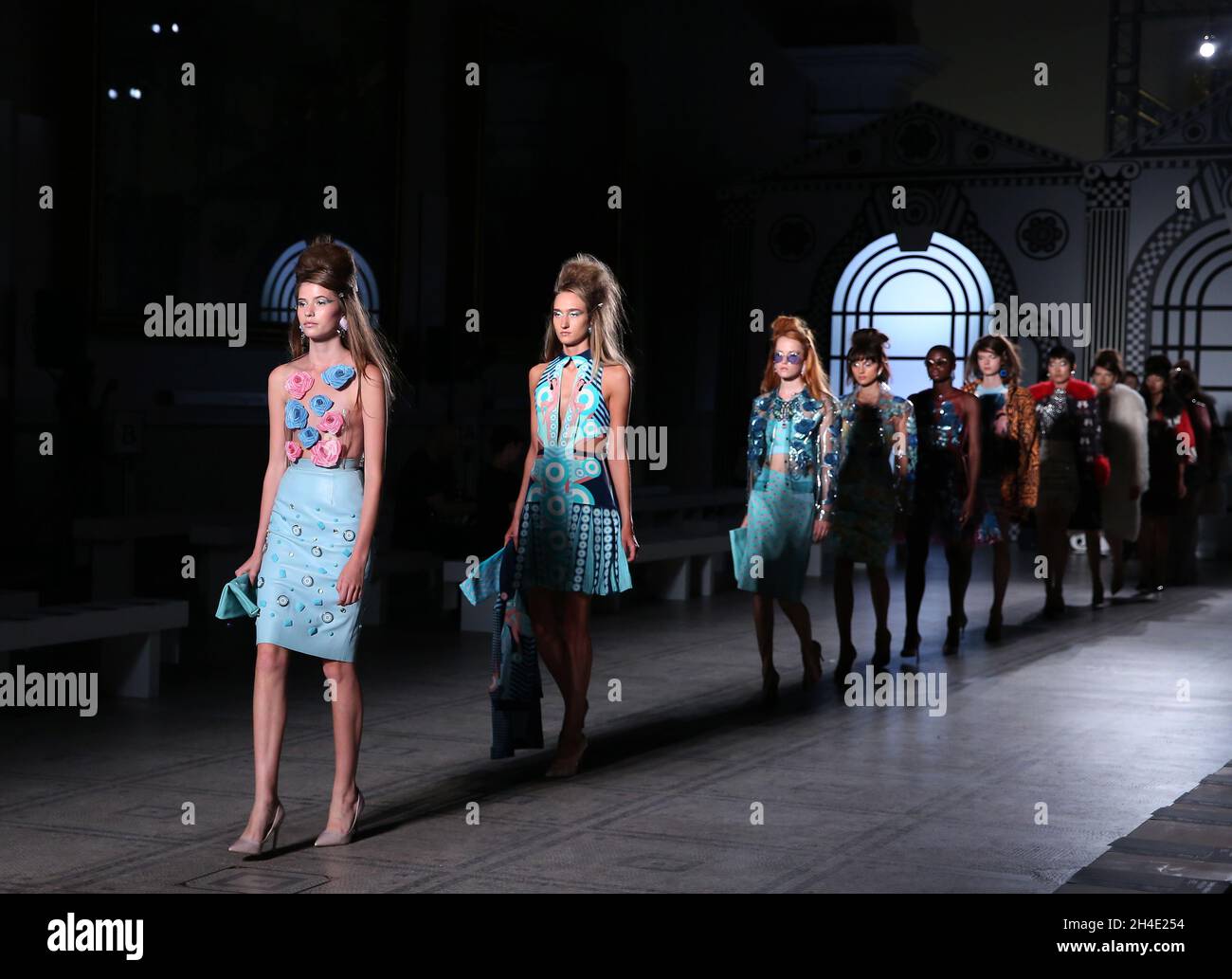 Models on the Fashion in Motion: Holly Fulton zeigt eine Retrospektive Catwalk der preisgekrönten Designerin Holly Fulton in der Raphael Gallery im V&A Museum in London. Bild datiert: Freitag, 20. Juli 2018 Stockfoto