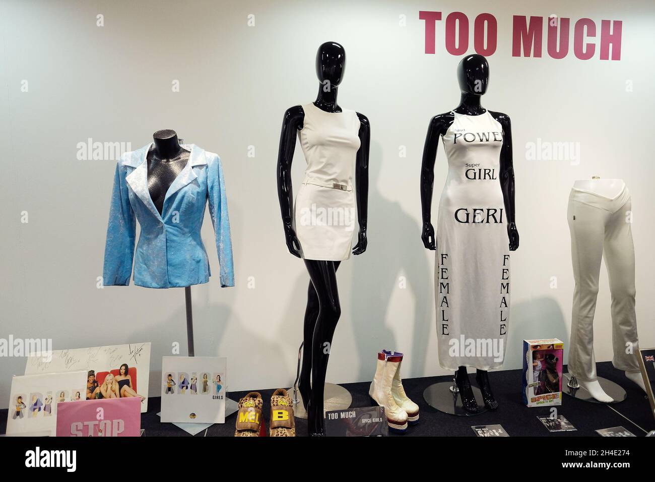 Weißes Kleid mit Metallgürtel D&G von Victoria Beckham und weißes Kleid „Girl Power“ von Geri werden während der Ausstellung „SpiceUp London“ im Business Design Center in London als Teil der Spice Girls Memorabilia gezeigt Stockfoto