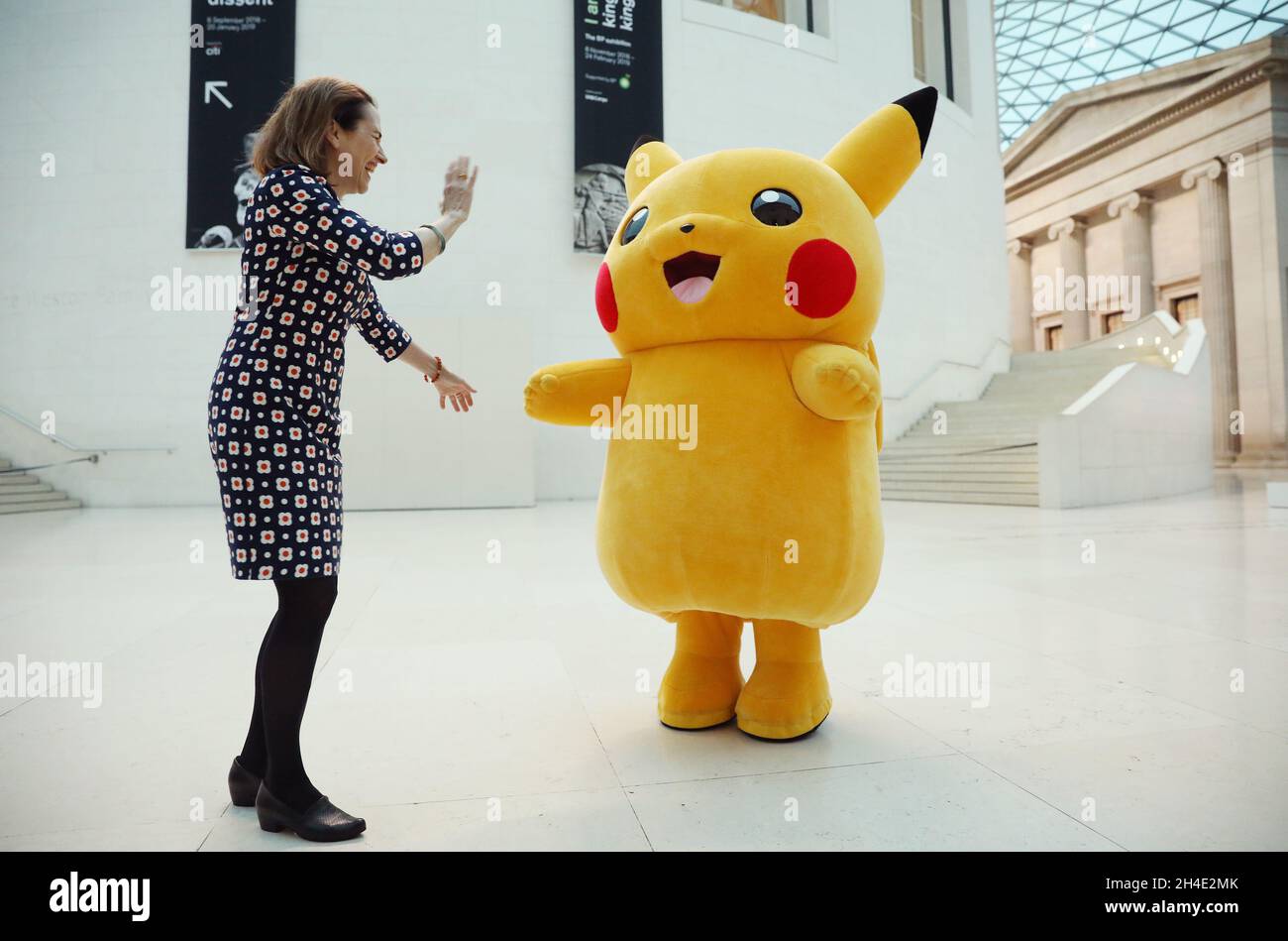 Eine Frau begrüßt eine lebensgroße Pokemon-Figur, die Pikachu während der Pressevorstellung der Citi-Ausstellung Manga, der größten jemals in Japan gezeigten Manga-Ausstellung für 2019 im British Museum in London, darstellt Stockfoto