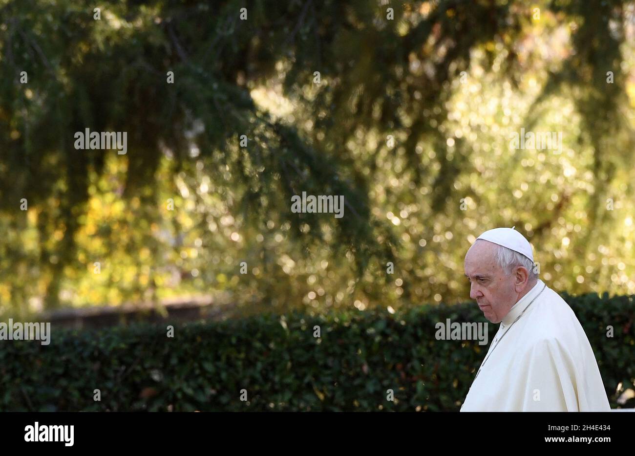 Papst Franziskus besucht und feiert am 2. November 2021 die Messe auf dem französischen Militärfriedhof in Rom, Italien, zum Fest aller Seelen. In seiner Predigt sagt er den Gläubigen, dass sie die Gräber der Gefallenen betrachten sollen, die von einer Botschaft des Friedens sprechen und sagt: "Halt, Brüder und Schwestern, hör auf. Halt, Waffenhersteller.“ Foto von Eric Vandeville/ABACAPRESS.COM Stockfoto