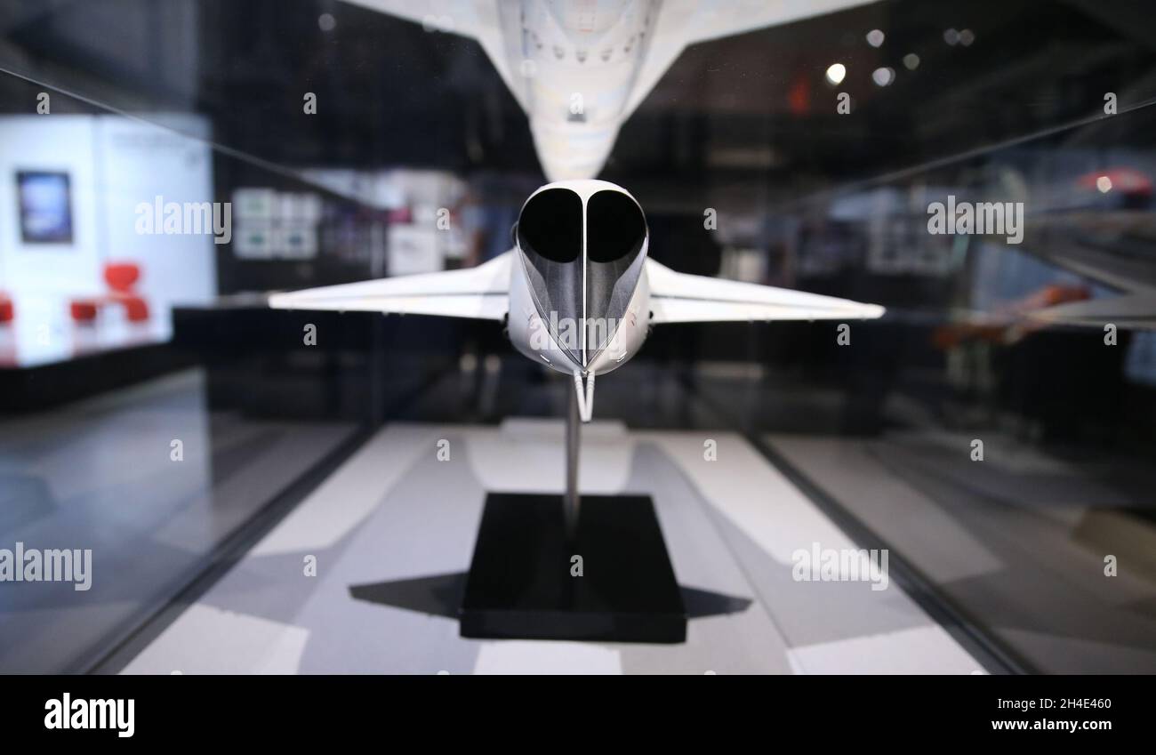 Ein maßstabsgedrehtes Modell eines Pan American Orion III-Weltraumflugzeugs von Stephen Dymszo mit Beiträgen von Karl Tate aus dem Film '2001: A Space Odyssey' (1968), das im Rahmen der Stanley Kubrick-Ausstellung im Design Museum in London gezeigt wurde Stockfoto