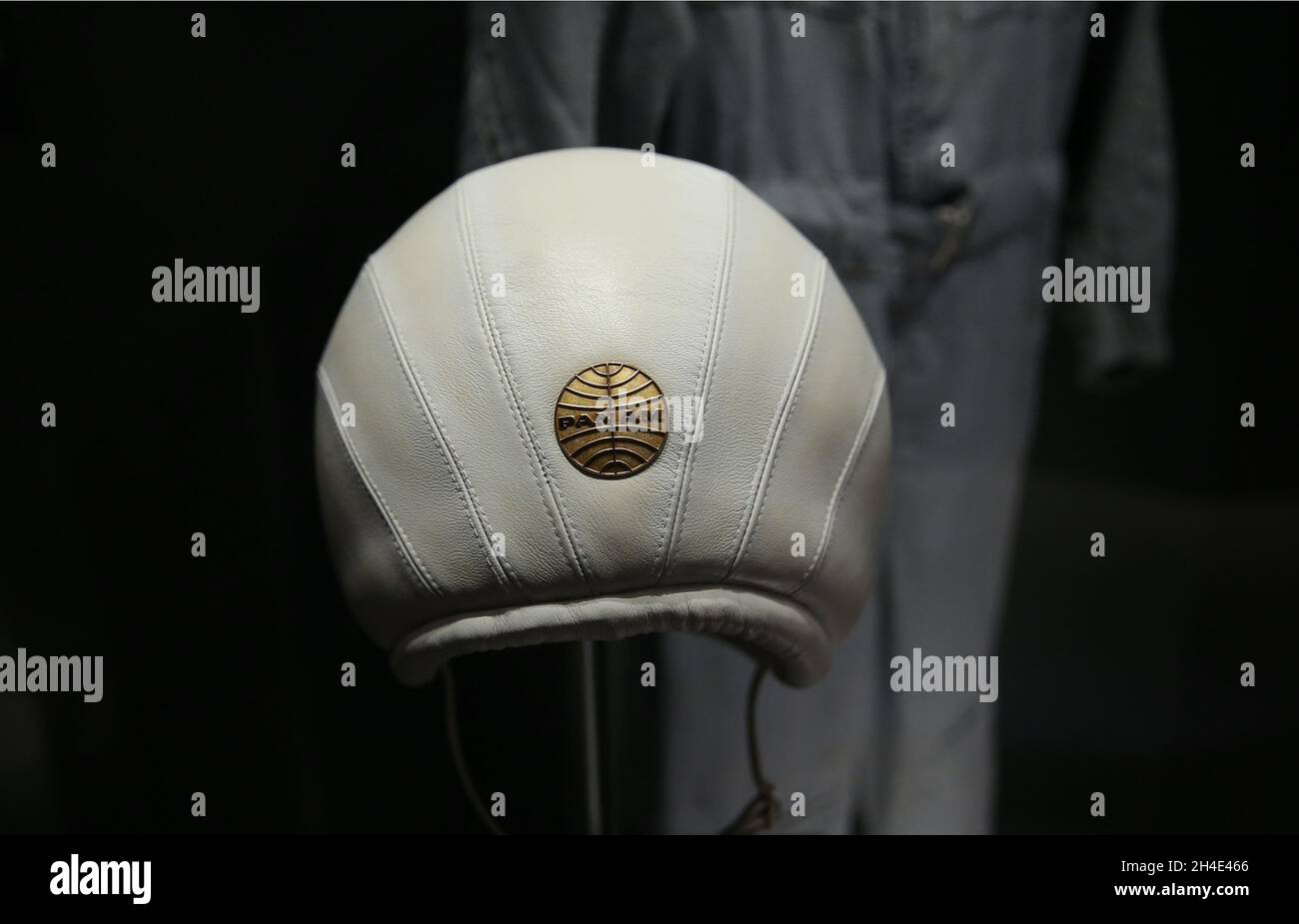 Panamerikanischer „Bump“-Hut mit dem ursprünglichen goldenen Firmenlogo aus dem Film „2001: A Space Odyssey“ (1968), der im Rahmen der Stanley Kubrick-Ausstellung im Design Museum in London gezeigt wurde Stockfoto