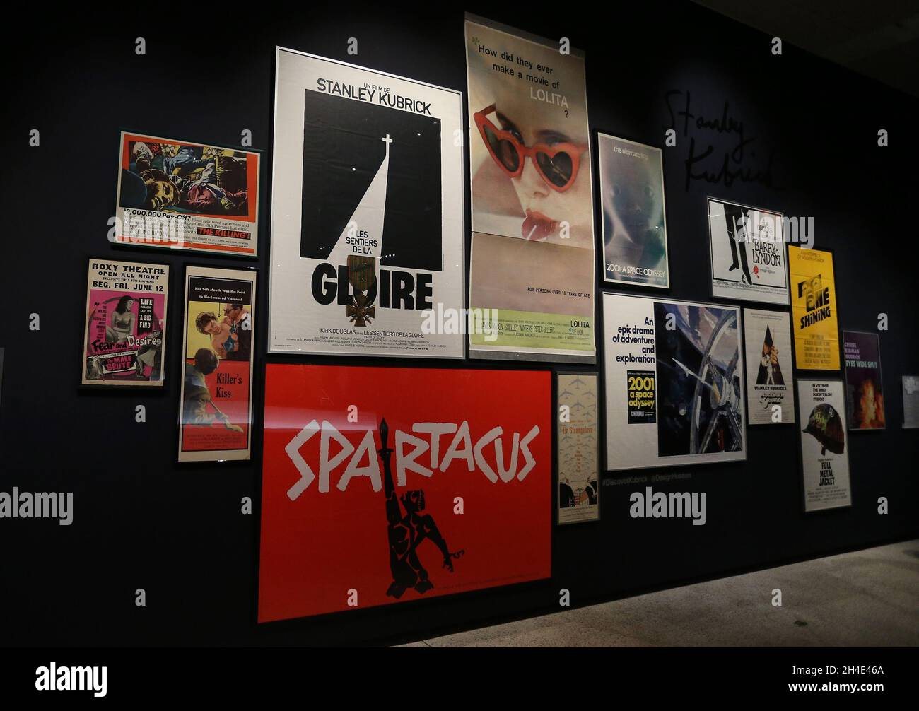 Filmplakate, die im Rahmen der Stanley Kubrick-Ausstellung im Design Museum in London gezeigt werden Stockfoto
