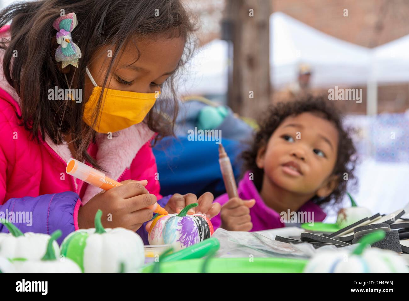 Detroit, Michigan - Kinder färben Kürbisse im Alger in der Allee, einem Halloween-Festival in der Nachbarschaft in der Gasse hinter dem Alger Theater. Stockfoto