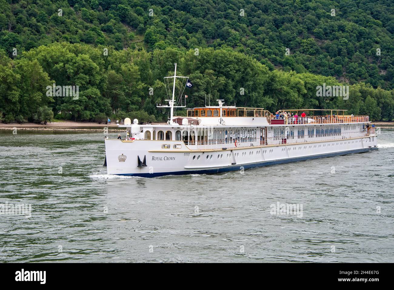 Rhein, Deutschland - 16. Juli 2017: Die MS Royal Crown fährt den Rhein entlang mit Passagieren an Bord. Stockfoto