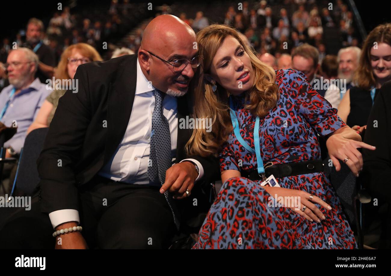 (Von links nach rechts) Nadhim Zahawi, Parlamentsabgeordneter und Boris Johnsons Freundin Carrie Symonds, während seiner Rede am zweiten Tag der Konferenz der Konservativen Partei im Manchester Convention Center. Bild datiert: Montag, 30. September 2019. Bildnachweis sollte lauten: Isabel Infantes / EMPICS Entertainment. Stockfoto