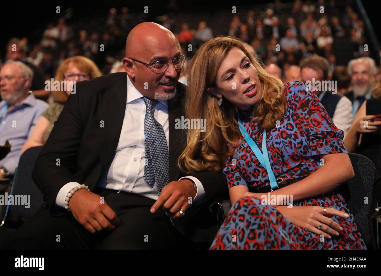 (Von links nach rechts) Nadhim Zahawi, Parlamentsabgeordneter und Boris Johnsons Freundin Carrie Symonds, während seiner Rede am zweiten Tag der Konferenz der Konservativen Partei im Manchester Convention Center. Bild datiert: Montag, 30. September 2019. Bildnachweis sollte lauten: Isabel Infantes / EMPICS Entertainment. Stockfoto