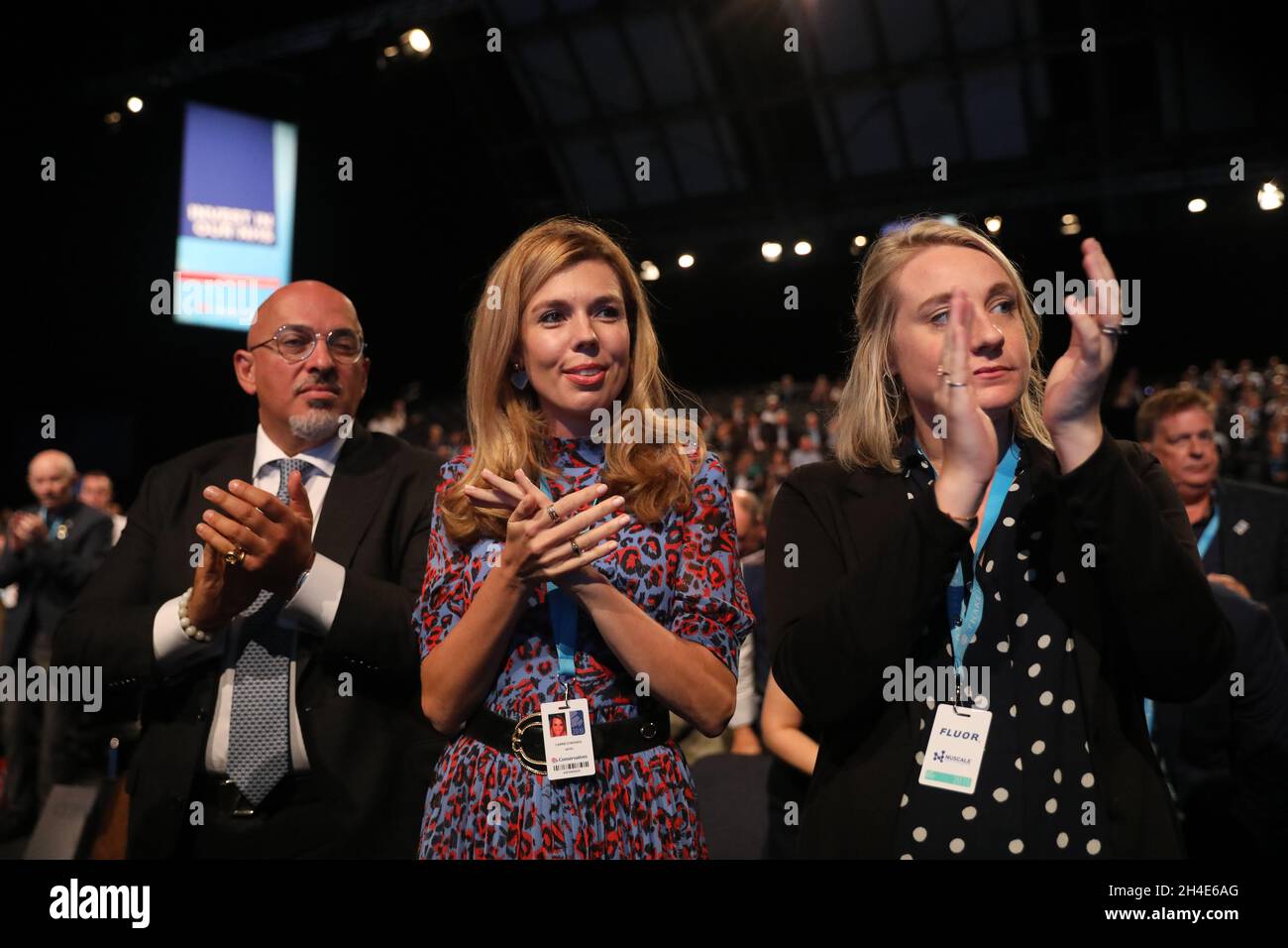 (Links) der Parlamentsabgeordnete Nadhim Zahawi und die Freundin von Boris Johnson, Carrie Symonds (Mitte), während seiner Rede am zweiten Tag der konservativen Parteikonferenz im Manchester Convention Center. Bild datiert: Montag, 30. September 2019. Bildnachweis sollte lauten: Isabel Infantes / EMPICS Entertainment. Stockfoto