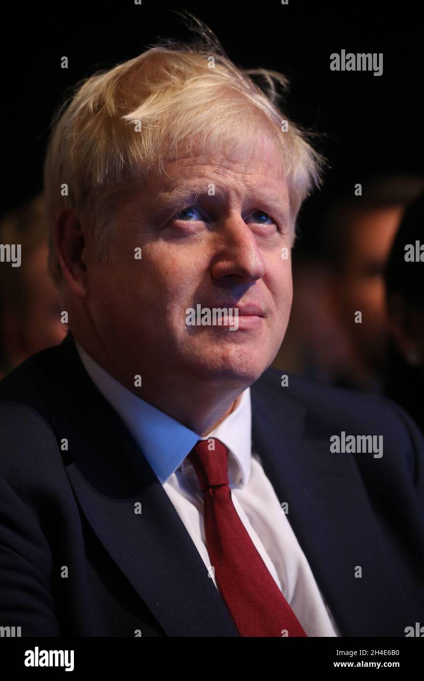 Premierminister Boris Johnson sieht zu, wie der Schatzkanzler Sajid Javid am zweiten Tag der Konferenz der Konservativen Partei im Manchester Convention Center eine Rede hält. Bild datiert: Montag, 30. September 2019. Bildnachweis sollte lauten: Isabel Infantes / EMPICS Entertainment. Stockfoto