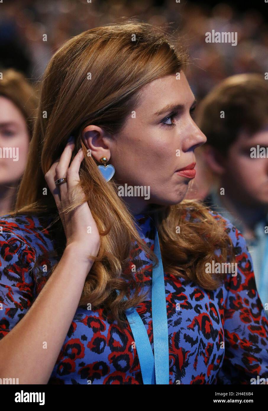 Boris Johnsons Freundin Carrie Symonds während seiner Rede am zweiten Tag der konservativen Parteikonferenz im Manchester Convention Center. Bild datiert: Montag, 30. September 2019. Bildnachweis sollte lauten: Isabel Infantes / EMPICS Entertainment. Stockfoto