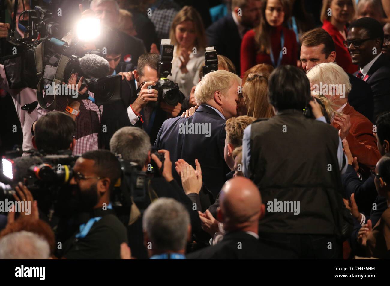 Premierminister Boris Johnson begrüßt seine Freundin Carrie Symonds nach seiner Grundsatzrede am letzten Tag der Konferenz der Konservativen Partei im Manchester Convention Center. Bild datiert: Mittwoch, 2. Oktober 2019. Bildnachweis sollte lauten: Isabel Infantes / EMPICS Entertainment. Stockfoto