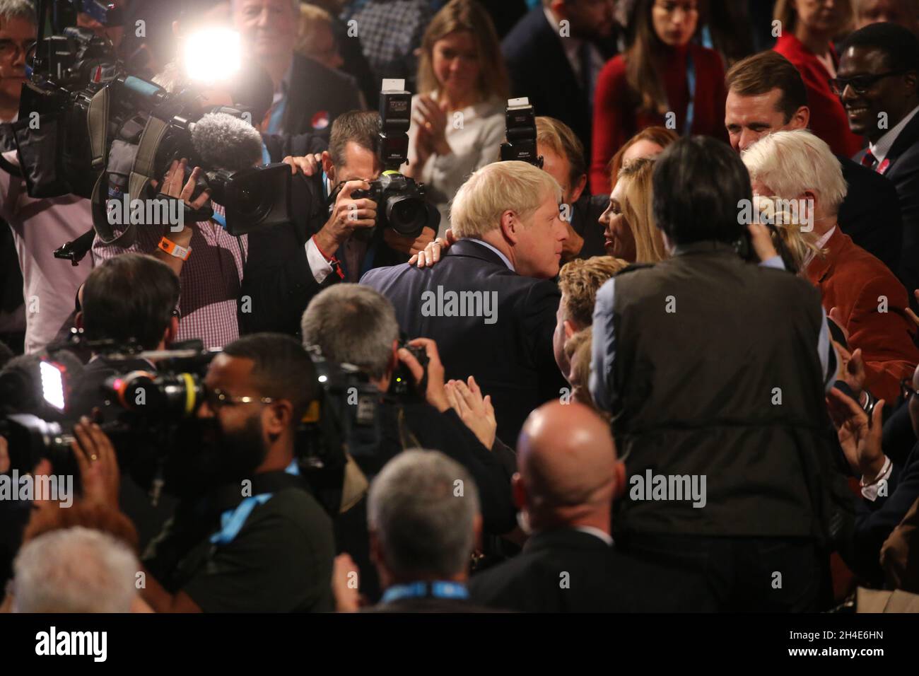 Premierminister Boris Johnson begrüßt seine Freundin Carrie Symonds nach seiner Grundsatzrede am letzten Tag der Konferenz der Konservativen Partei im Manchester Convention Center. Bild datiert: Mittwoch, 2. Oktober 2019. Bildnachweis sollte lauten: Isabel Infantes / EMPICS Entertainment. Stockfoto