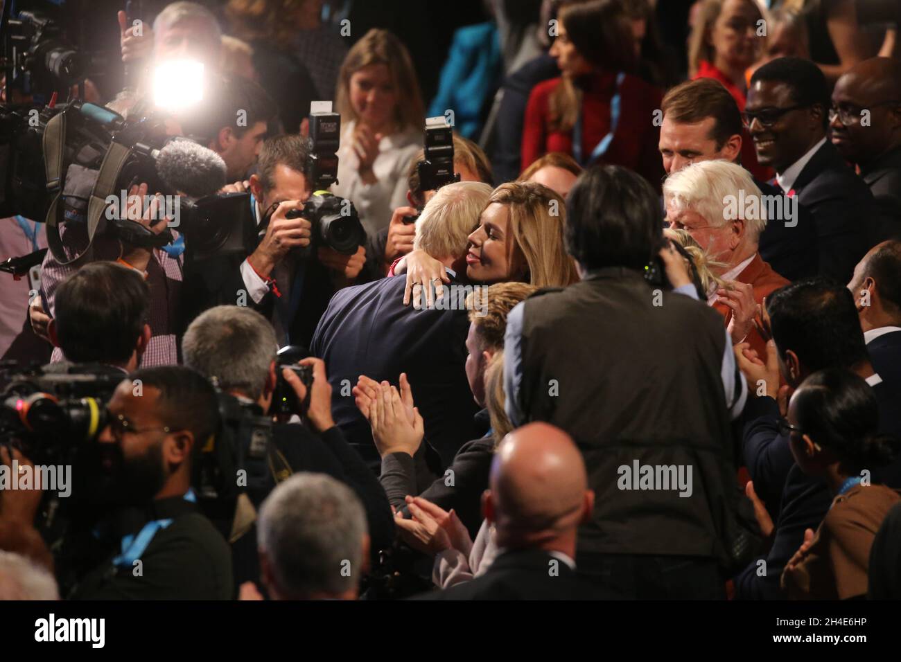 Premierminister Boris Johnson begrüßt seine Freundin Carrie Symonds nach seiner Grundsatzrede am letzten Tag der Konferenz der Konservativen Partei im Manchester Convention Center. Bild datiert: Mittwoch, 2. Oktober 2019. Bildnachweis sollte lauten: Isabel Infantes / EMPICS Entertainment. Stockfoto