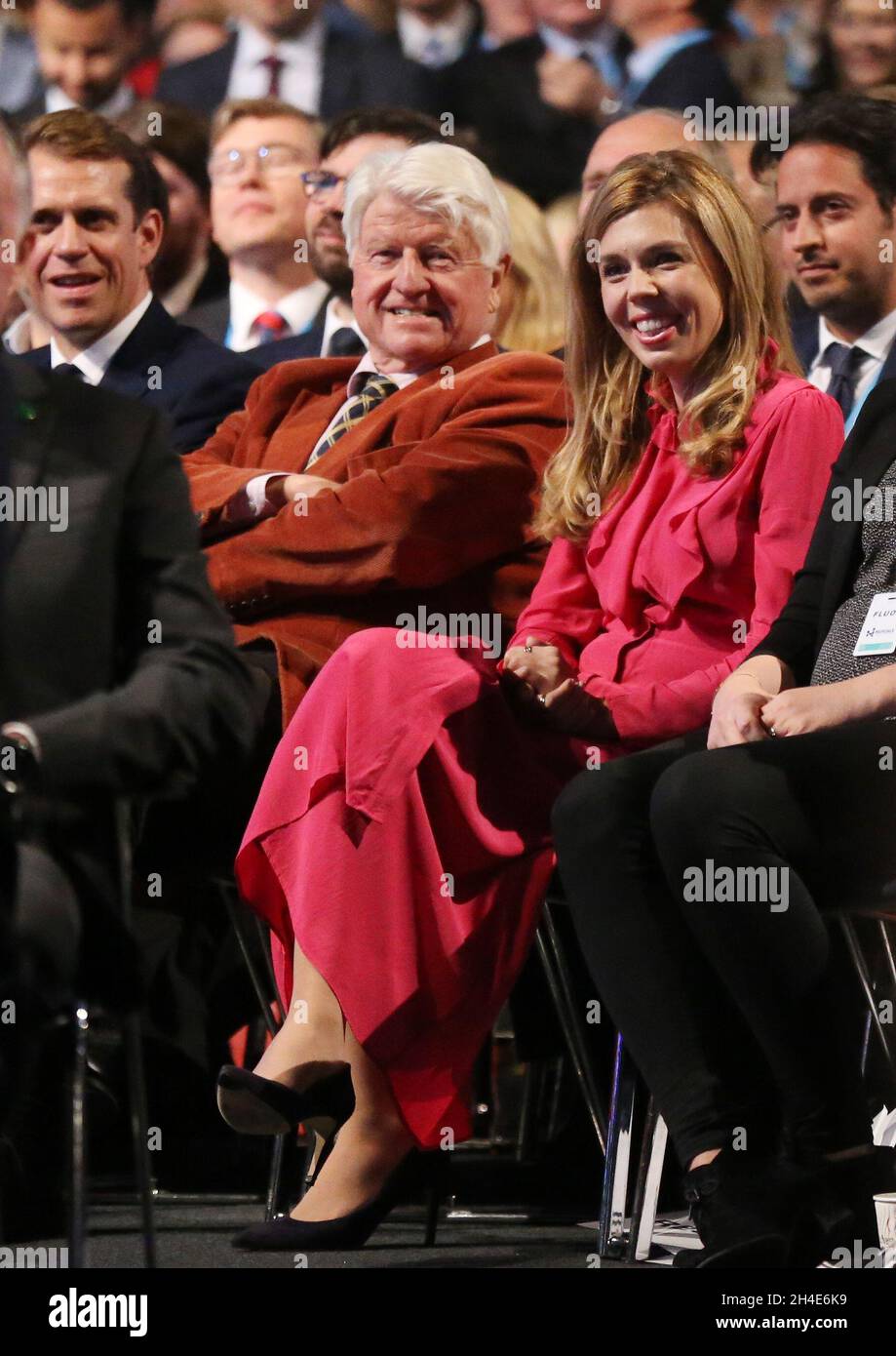 (Zweiter von links) Boris Johnsons Vater Stanley Johnson und die Freundin seines Sohnes Carrie Symonds sehen zu, wie der Premierminister am letzten Tag der Konferenz der Konservativen Partei, die im Manchester Convention Center stattfindet, seine Grundsatzrede hält. Bild datiert: Mittwoch, 2. Oktober 2019. Bildnachweis sollte lauten: Isabel Infantes / EMPICS Entertainment. Stockfoto