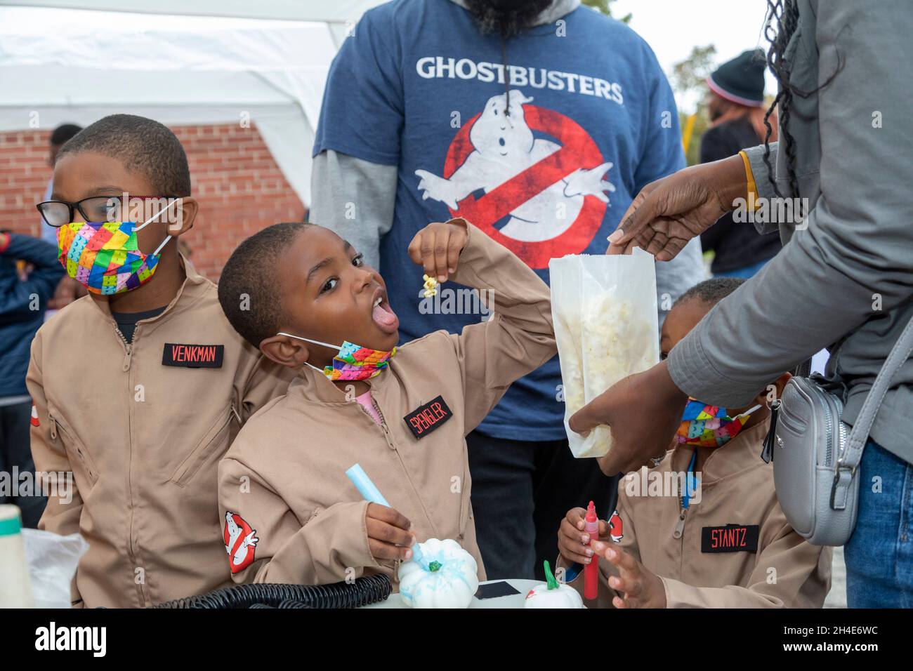 Detroit, Michigan – Ein Junge in einem Ghostbusters-Kostüm isst Popcorn im Alger in der Alley, einem Halloween-Festival in der Gasse hinter der Alge in der Nachbarschaft Stockfoto