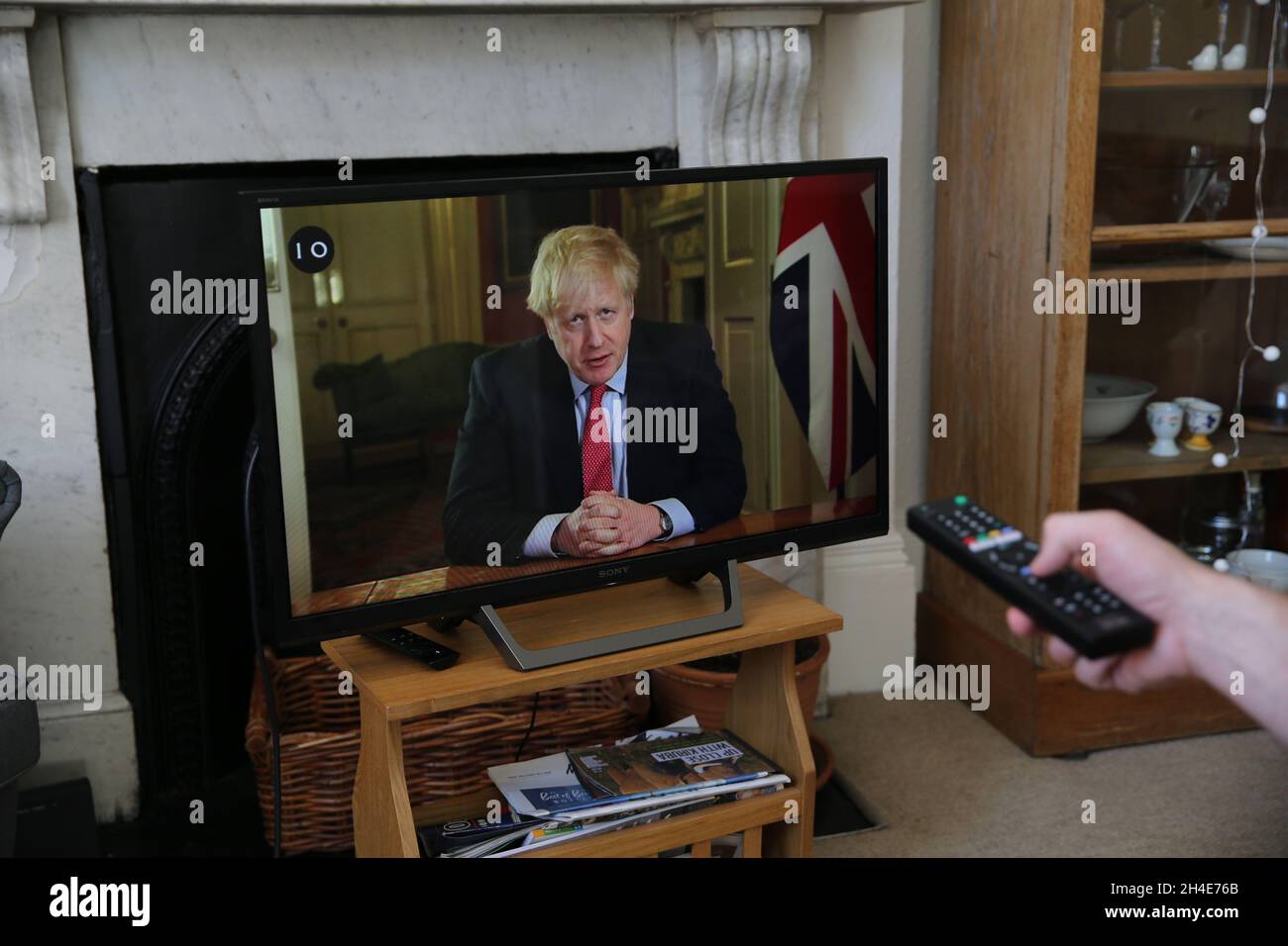 Eine Aufzeichnung des britischen Premierministers Boris Johnson, der von einem Londoner Haus aus eine Fernsehansprache an das Land in der Downing Street 10 in London machte, mit den neuesten Anweisungen, zu Hause zu bleiben, um zur Eindämmung der Covid-19-Pandemie beizutragen. Bilddatum: Dienstag, 24. März 2020. Fotocredi: Isabel Infantes/Empics Entertainment Stockfoto
