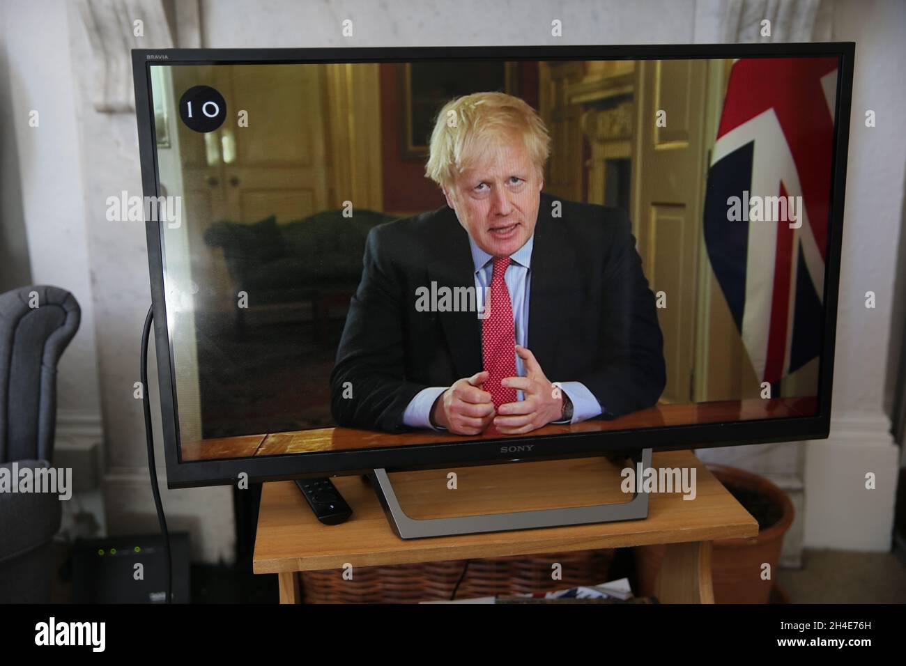 Eine Aufzeichnung des britischen Premierministers Boris Johnson, der von einem Londoner Haus aus eine Fernsehansprache an das Land in der Downing Street 10 in London machte, mit den neuesten Anweisungen, zu Hause zu bleiben, um zur Eindämmung der Covid-19-Pandemie beizutragen. Bilddatum: Dienstag, 24. März 2020. Fotocredi: Isabel Infantes/Empics Entertainment Stockfoto