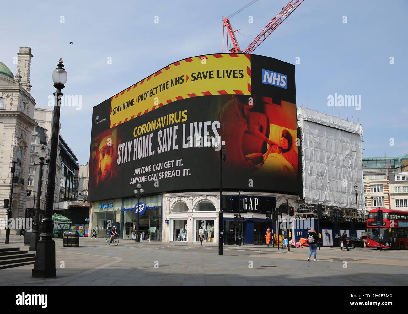 Die Bildschirme in Piccadilly Circus in London Projekt der governmentâ €™s Beratung für die Menschen zu â € œStay nach Hause. Save Lives“ vor der landesweiten „Clap for Carers“-Initiative des NHS, die die Beschäftigten des NHS zur Bekämpfung der Pandemie anstachelt, während Großbritannien weiterhin in der Blockierung ist, um die Ausbreitung des Coronavirus einzudämmen. Bilddatum: Donnerstag, 16. April 2020. Stockfoto