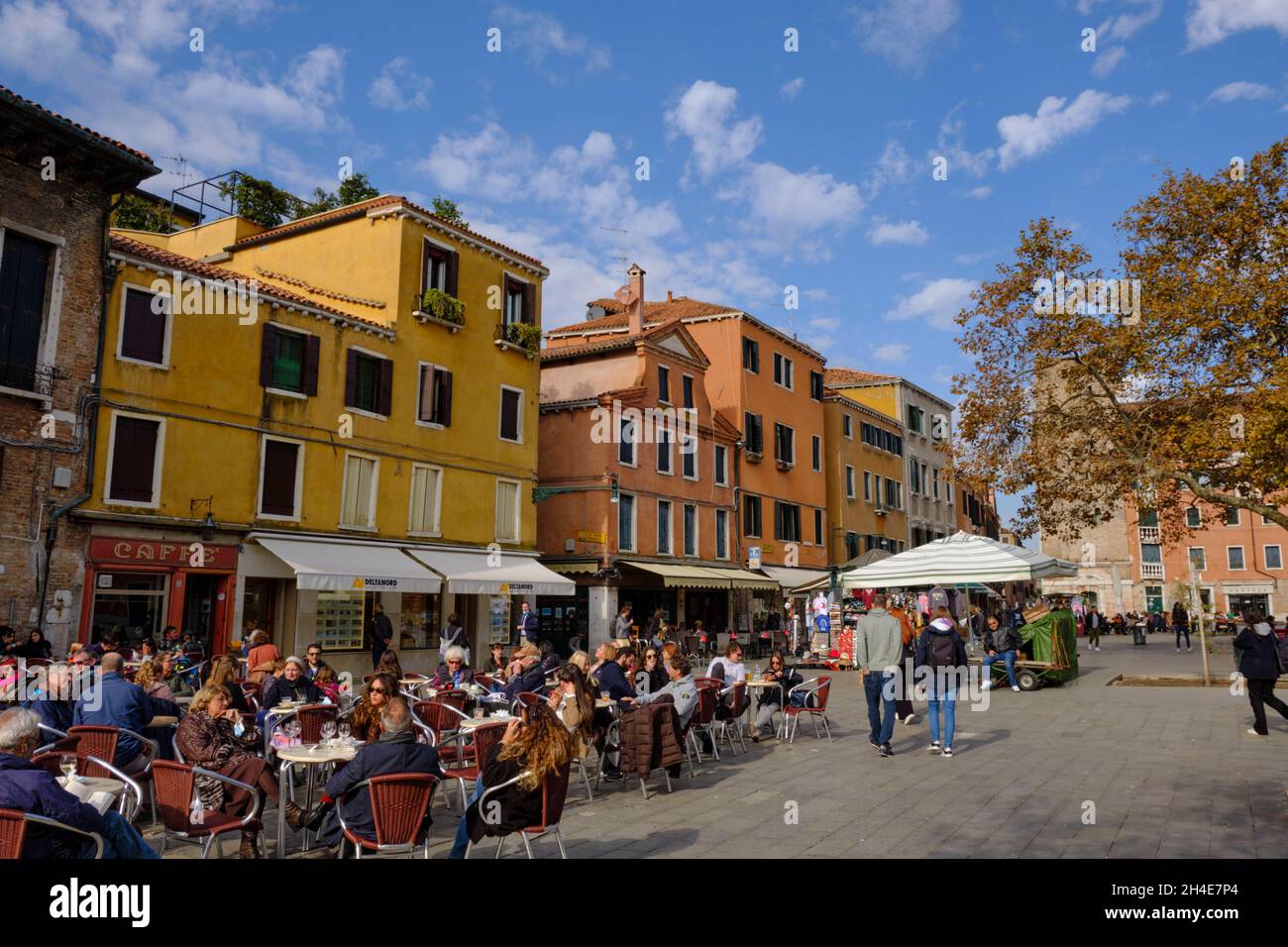 Touristen genießen Campo Santa Margherita in Venedig, Italien Stockfoto