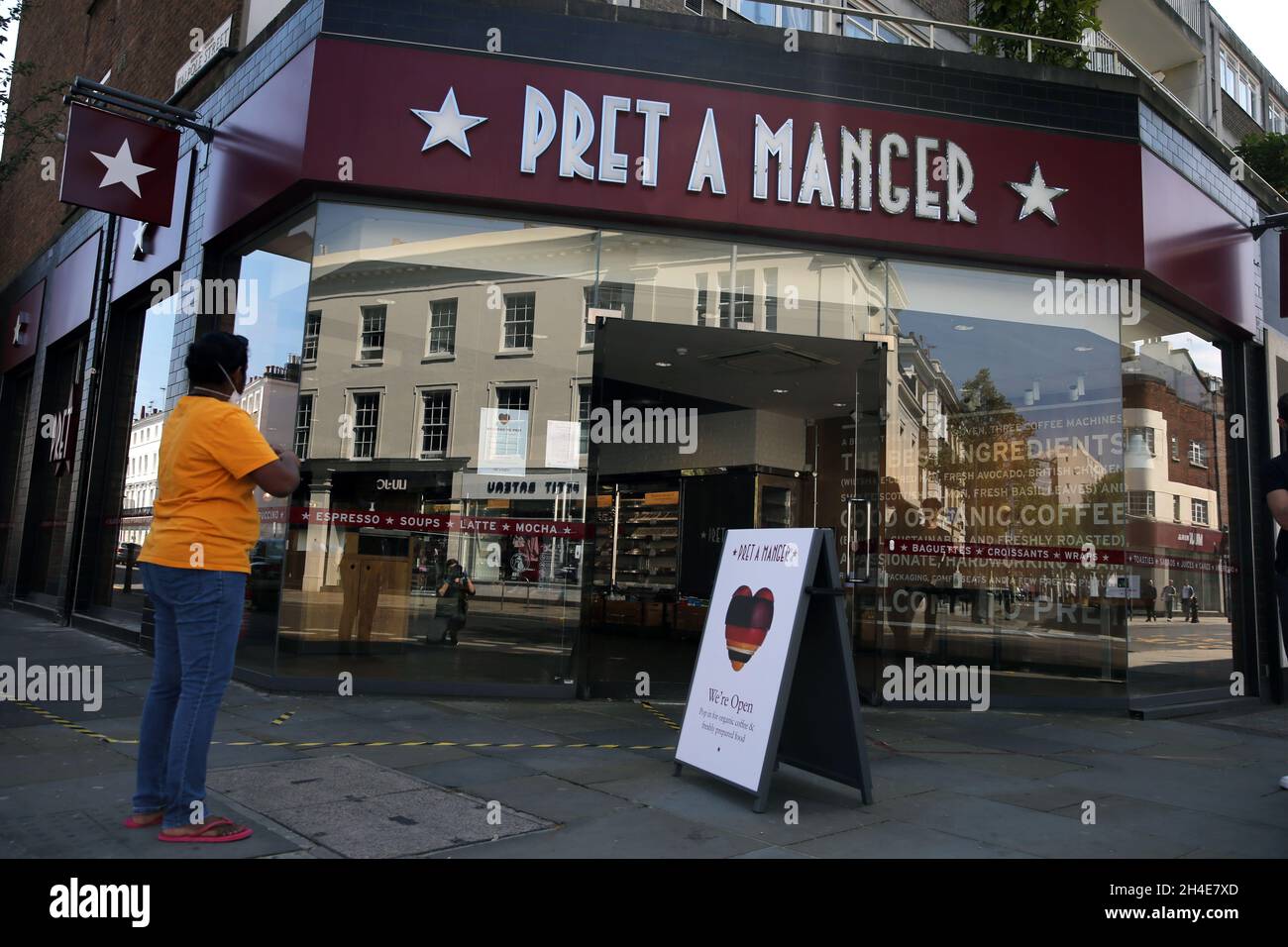 Kunden warten vor einem Pret a Manger Café in Kensington, einem der 10 Londoner Standorte, die für Geschäfte wiedereröffnet wurden, um wichtige Mitarbeiter in der Hauptstadt zu unterstützen, da Großbritannien weiterhin in der Sperre ist, um die Ausbreitung des Coronavirus einzudämmen. Bilddatum: Sonntag, 26. April 2020. Stockfoto