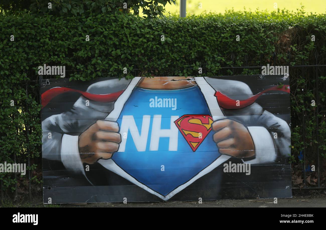 Ein NHS-Superman-Graffiti des Straßenkünstlers Lionel Stanhope, um den NHS-Arbeitern von Ladywell im Südosten Londons Tribut zu zollen, während Großbritannien weiterhin in der Blockierung ist, um die Ausbreitung des Coronavirus einzudämmen. Bilddatum: Freitag, 8. Mai 2020. Stockfoto