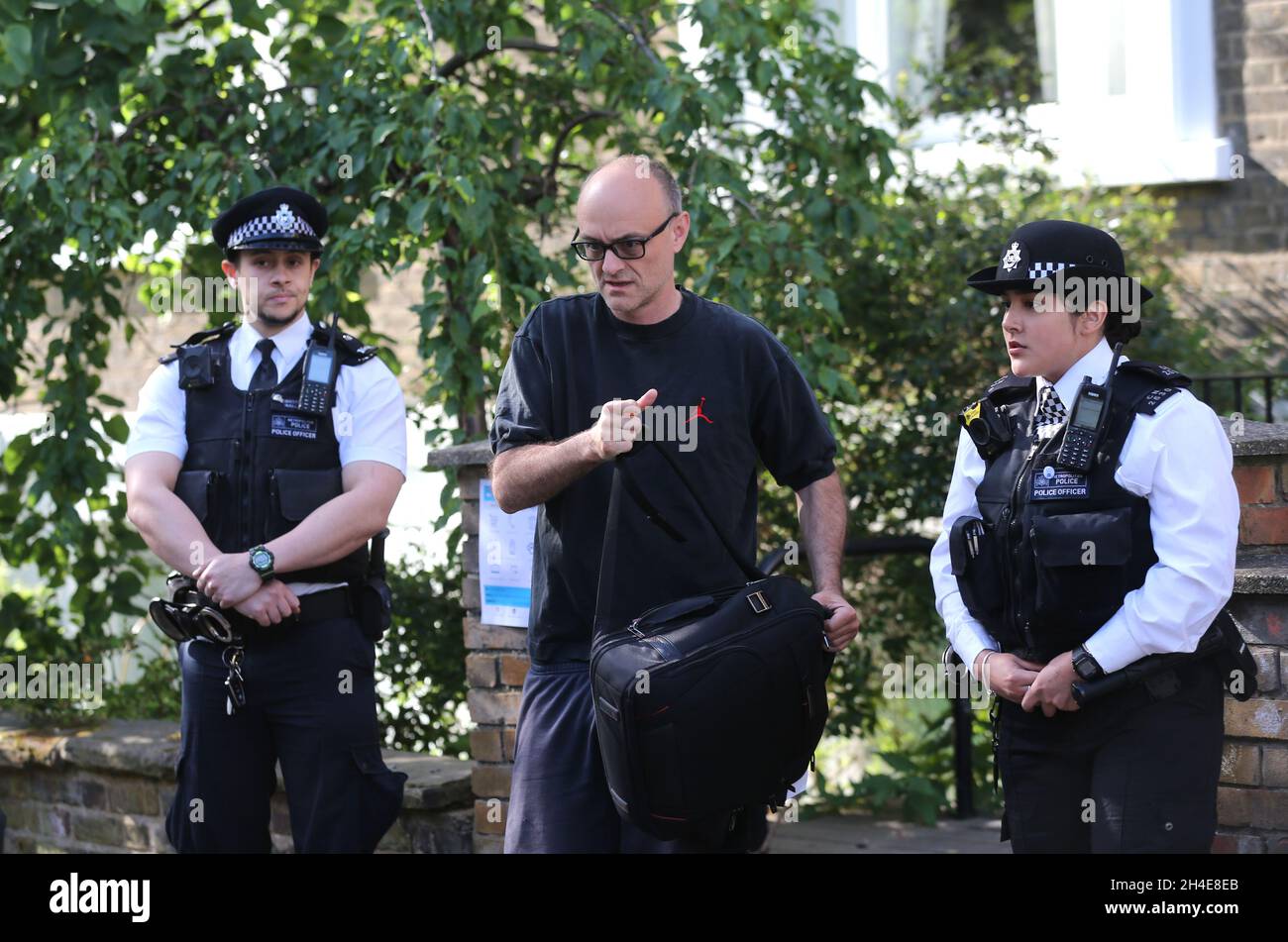 Dominic Cummings, der oberste Berater von Premierminister Boris Johnson, verlässt sein Haus im Norden Londons, während der Streit über seine Reise nach Durham während der Sperre weitergeht. Bilddatum: Donnerstag, 28. Mai 2020. Stockfoto