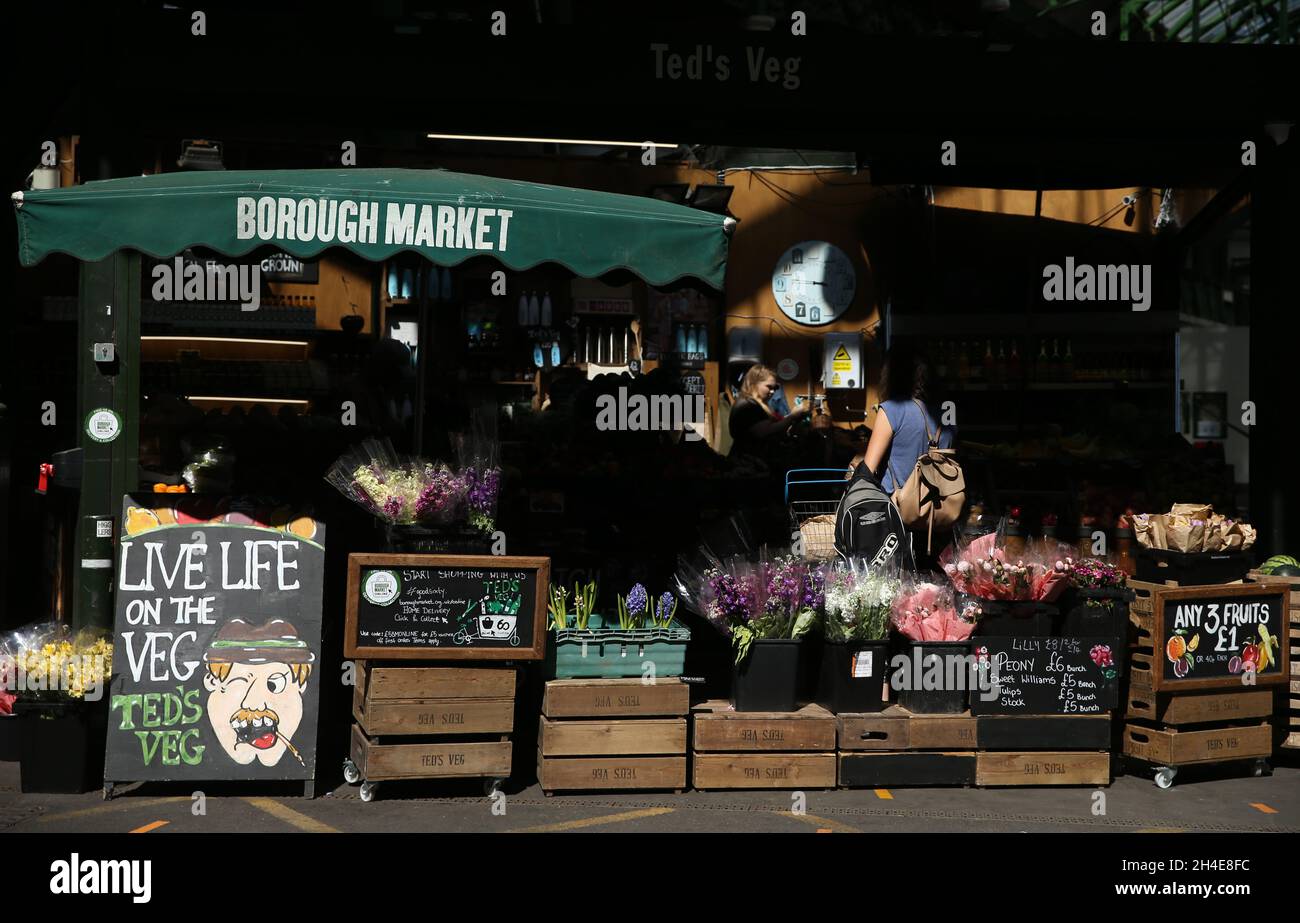 Auf dem Londoner Borough Market ist ein Verkaufsstand für Kunden geöffnet, da die Freiluftmärkte im Rahmen einer umfassenderen Lockerung der Sperrbeschränkungen in England wieder geöffnet werden dürfen. Bilddatum: Montag, 1. Juni 2020. Stockfoto