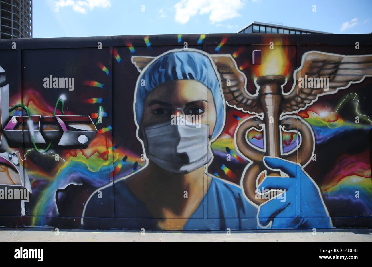 In der Nähe von Shoreditch, im Osten Londons, wird ein Graffiti gezeigt, auf dem ein Mitarbeiter im Gesundheitswesen mit voller PSA abgebildet ist, während die Regierung beginnt, einige Sperrmaßnahmen in England zu lockern. Bilddatum: Montag, 1. Juni 2020. Stockfoto
