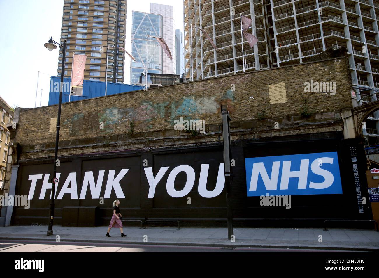 Eine Frau kommt an einem Thank You NHS-Graffiti vorbei, das an einer Wand in Shoreditch im Osten Londons angebracht ist, während die Regierung beginnt, einige Sperrmaßnahmen in England zu lockern. Bilddatum: Montag, 1. Juni 2020. Stockfoto