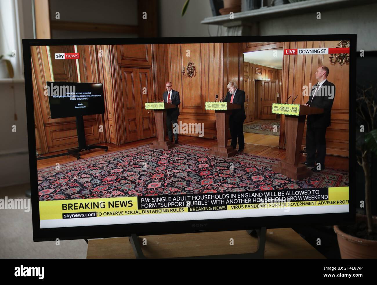 Ein Fernseher in einem Haus im Norden Londons zeigt (von links nach rechts) den wissenschaftlichen Chefberater Sir Patrick Vallance, den Premierminister Boris Johnson und den britischen Chief Medical Officer Chris Whitty während der täglichen Medienbesprechung mit dem Coronavirus, während die Regierung Pläne ankündigt, die Sperrbeschränkungen in England weiter zu lockern. Bilddatum: Mittwoch, 10. Juni 2020. Stockfoto