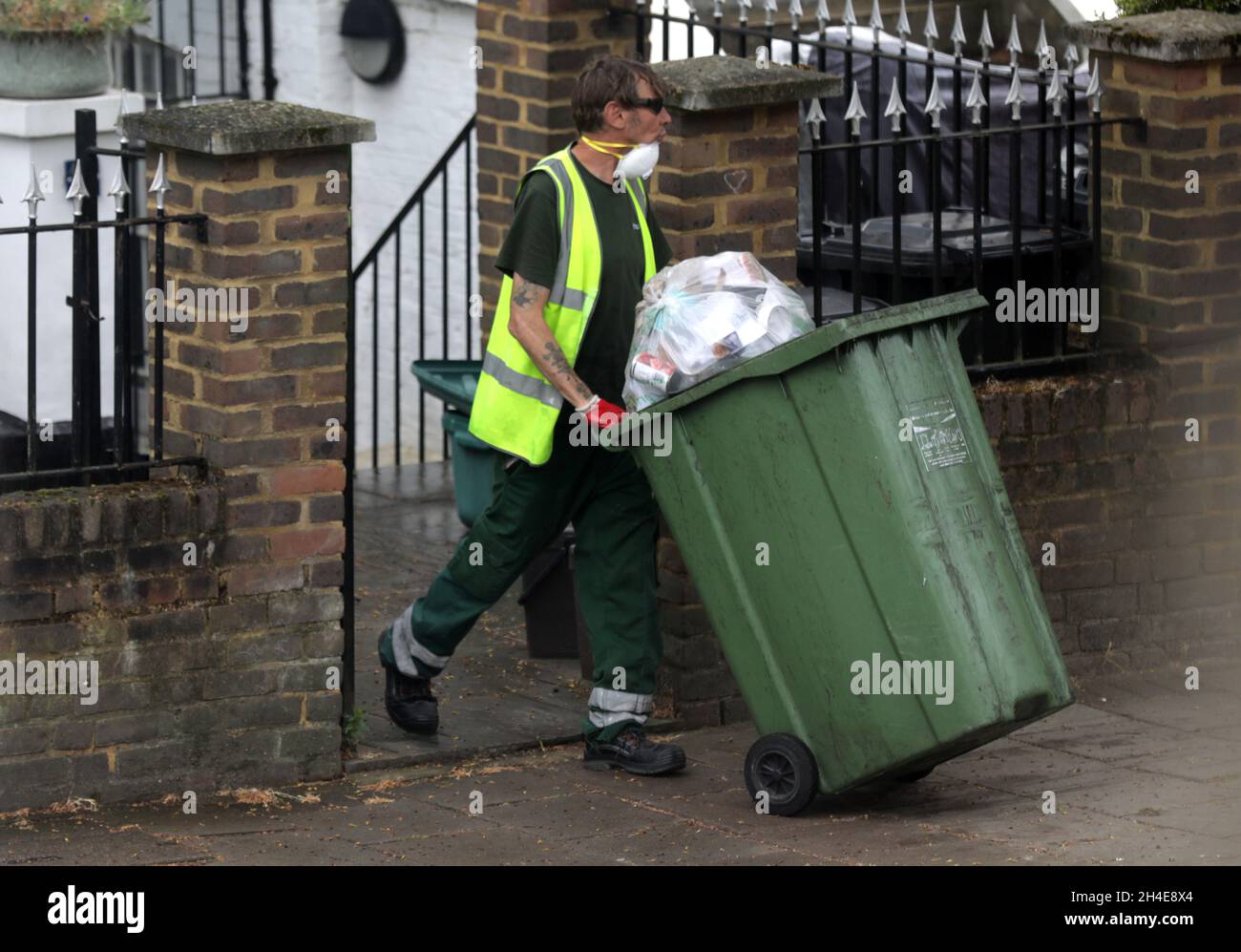 Ein Müllsammler des Islington council, der eine Gesichtsmaske trägt, löscht die Recyclingbehälter von den Anwohnern im Norden Londons. Bilddatum: Donnerstag, 11. Juni 2020. Stockfoto