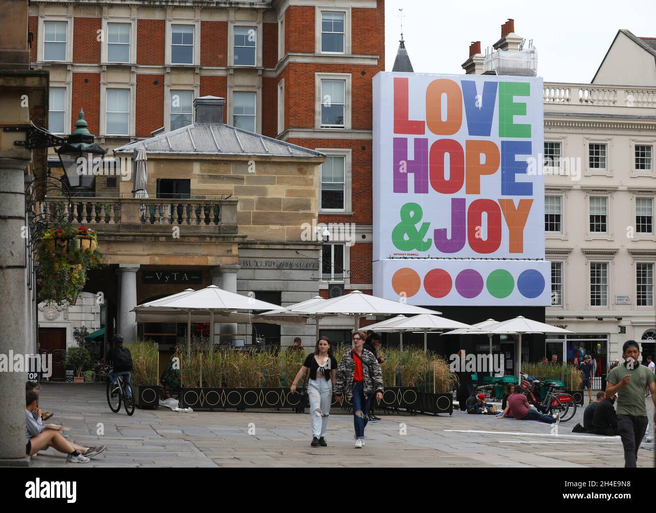 Ein vierstöckiges Kunstwerk mit den Worten der Liebe, der Hoffnung und der Joythe, die der typografische Künstler Anthony Burrill. Im Covent Garden zeigte, während London sich darauf vorbereitet, der Öffentlichkeit wieder zu öffnen, wenn die Aufhebung weiterer Sperrbeschränkungen in England am Samstag in Kraft tritt. Bilddatum: Freitag, 3. Juli 2020. Stockfoto