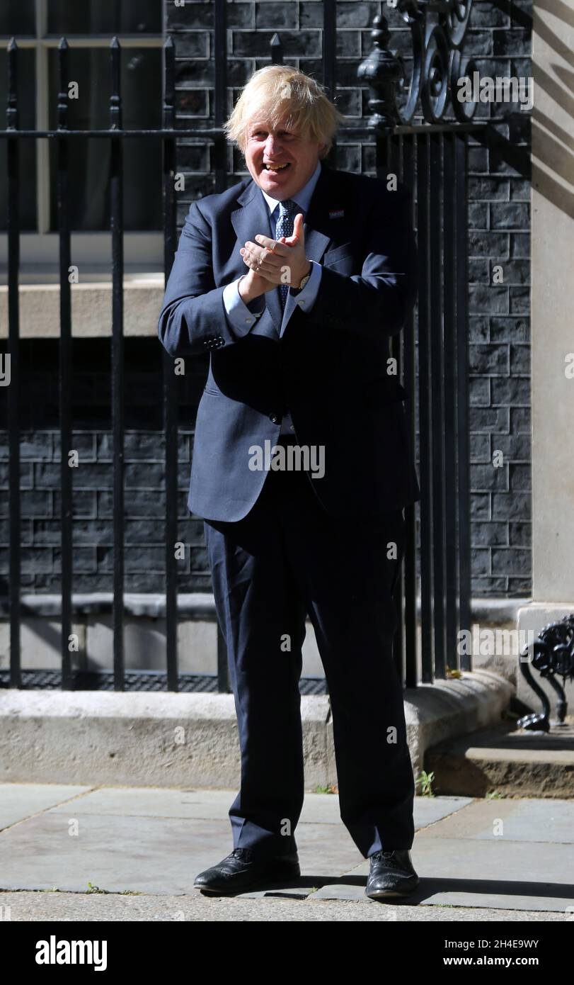Premierminister Boris Johnson klatscht vor der Downing Street 10, London, im Rahmen des Claps für unsere Betreuer zum Jahrestag des 72. Geburtstages des NHS. Bilddatum: Sonntag, 5. Juli 2020. Stockfoto