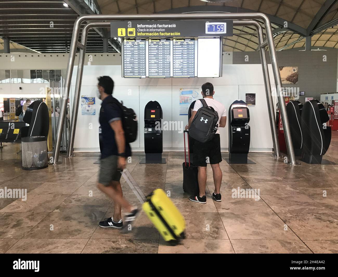 Passagiere schauen sich die Fluginformationsbretter am Flughafen Alicante, Spanien, an, da Hunderte von Menschen erfahren haben, dass ihre Rückflüge aufgrund der Warnung der britischen Regierung vor Reisen auf das spanische Festland aufgrund der hohen Anzahl von COVID-19-Fällen gestrichen wurden. Bilddatum: Samstag, 1. August 2020. Stockfoto