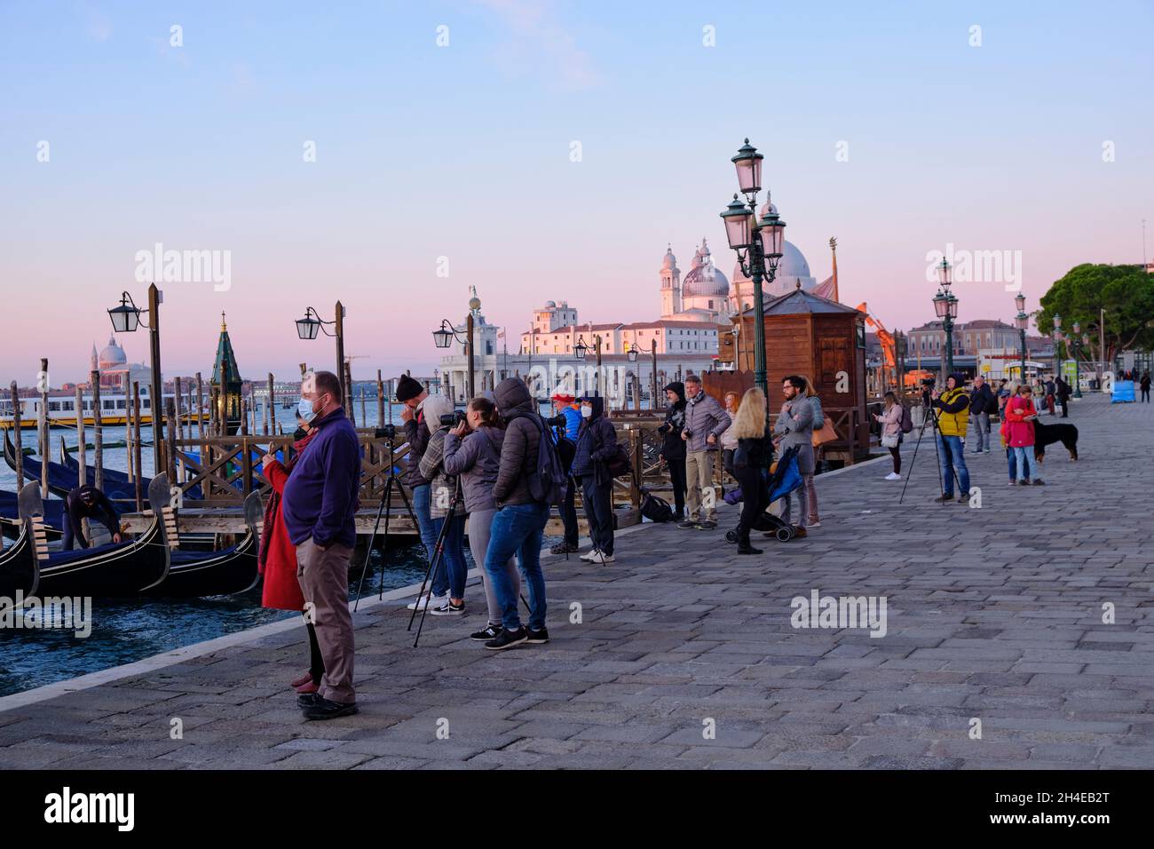 Fotografen treffen sich auf dem Markusplatz, um den Sonnenaufgang über Venedig Italien zu beobachten Stockfoto