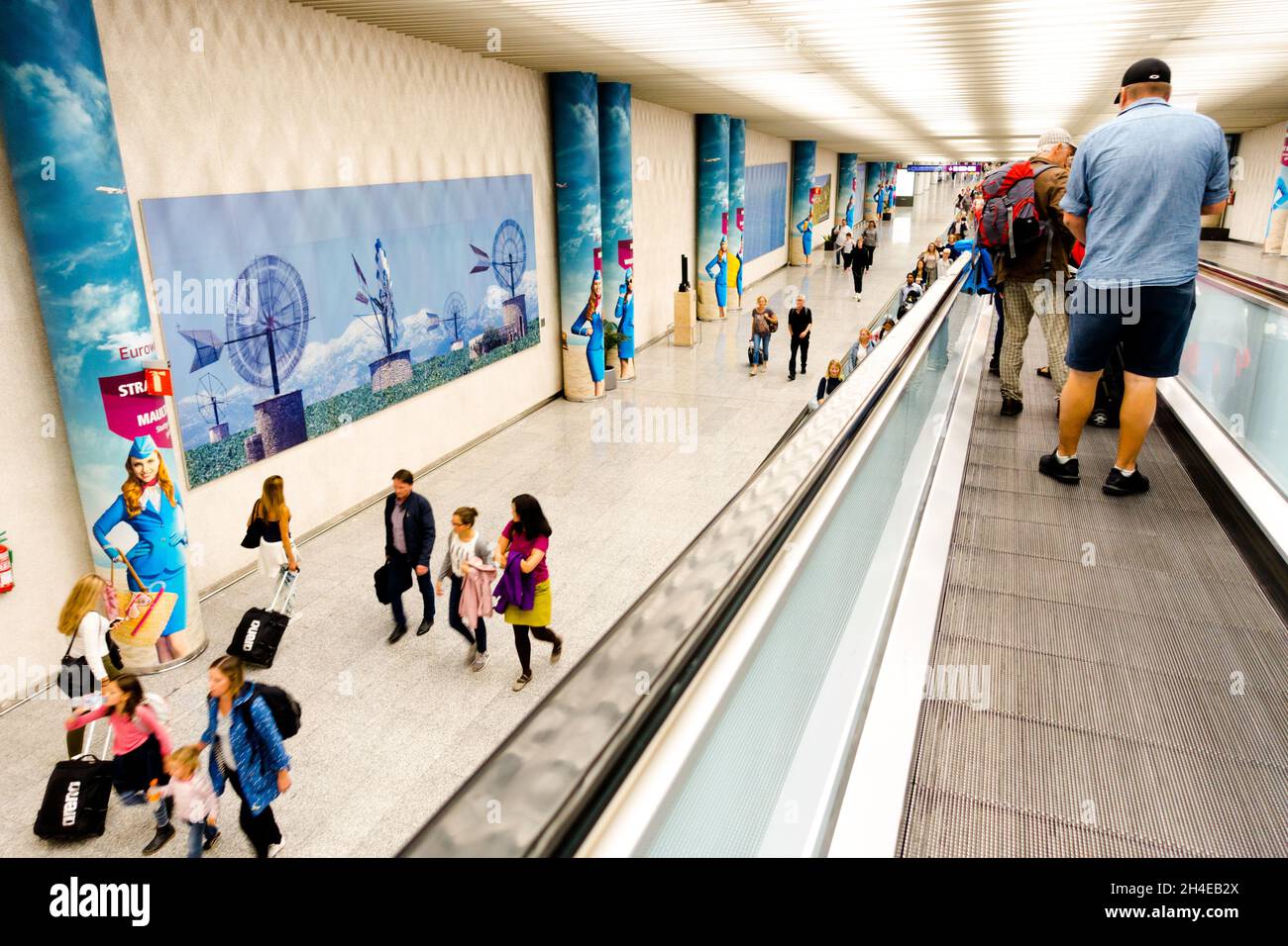 Bewegliche Bürgersteig Flughafenmenschen zu Fuß Flughafen Palma de Mallorca Spanien Stockfoto