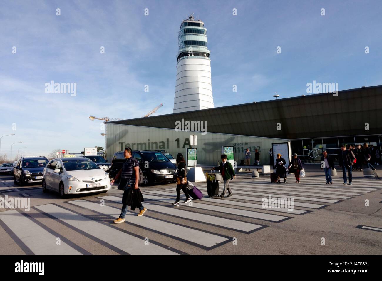 Kontrollturm Am Flughafen Wien Stockfoto