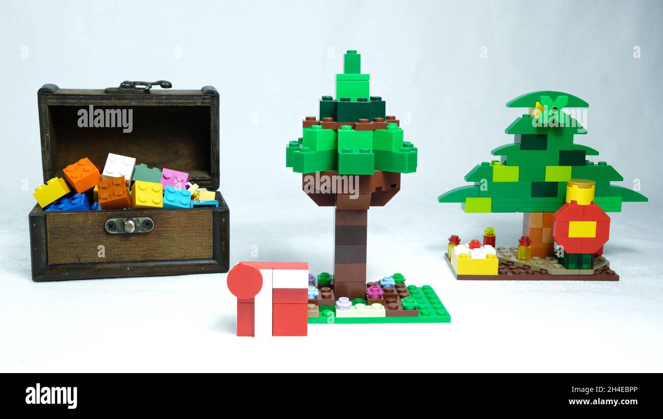 3D-Weihnachtsbaum, Holzkiste mit lego-Steinen Stockfoto