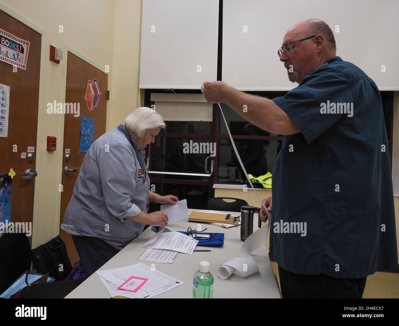 Ashland, Virginia, USA. November 2021. Ein Wahlhelfer überprüft vor Beginn der Abstimmung, ob das Band vom Stimmenscanner Null liest. Um 6:00 Uhr morgens wurden Umfragen für Wähler in Virginia eröffnet, die ihre Stimmabgabe für den Gouverneur sowie für bundesweite und lokale Vertreter abgeben wollten. (Bild: © Sue Dorfman/ZUMA Press Wire) Stockfoto