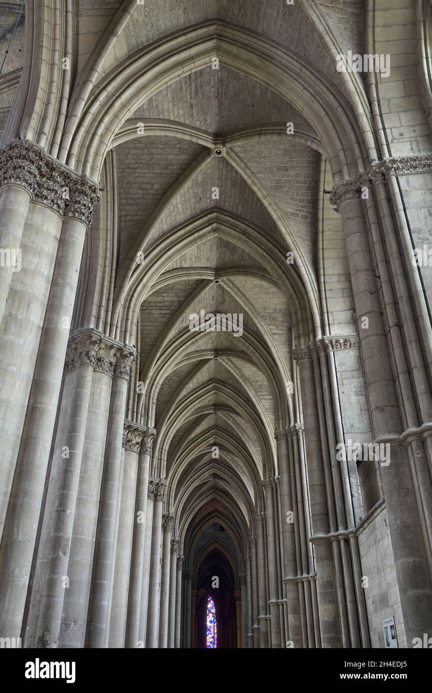 Gewölbe des rechten Kirchenschiffs. Kathedrale von Reims. Frankreich. Stockfoto