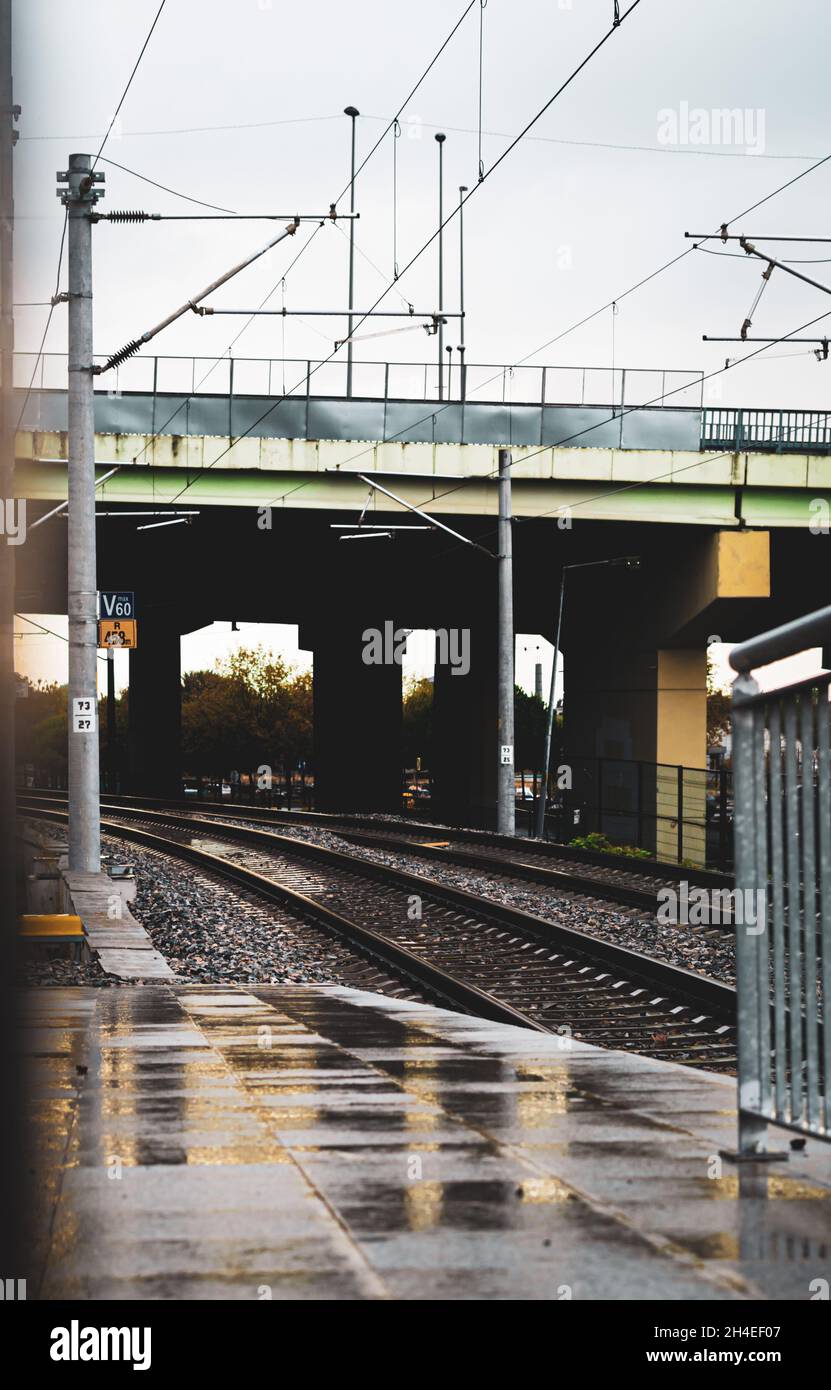 Bahnhof Regentag mit Strommast Stockfoto