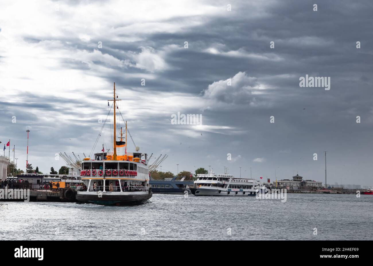 Passagierfähre auf See mit bewölktem Himmel Stockfoto