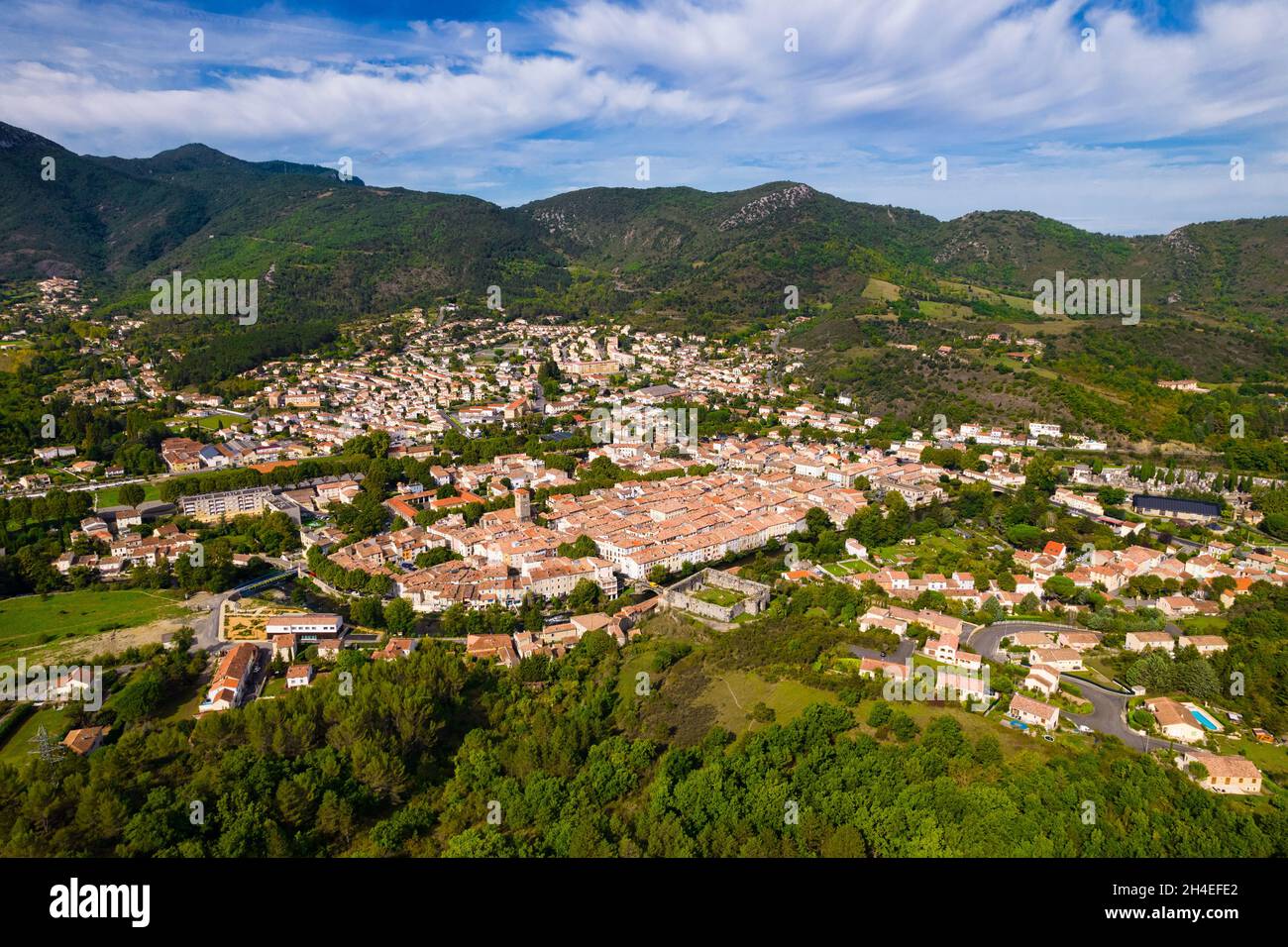 Luftaufnahme der Stadt Quillan in Südfrankreich Stockfoto