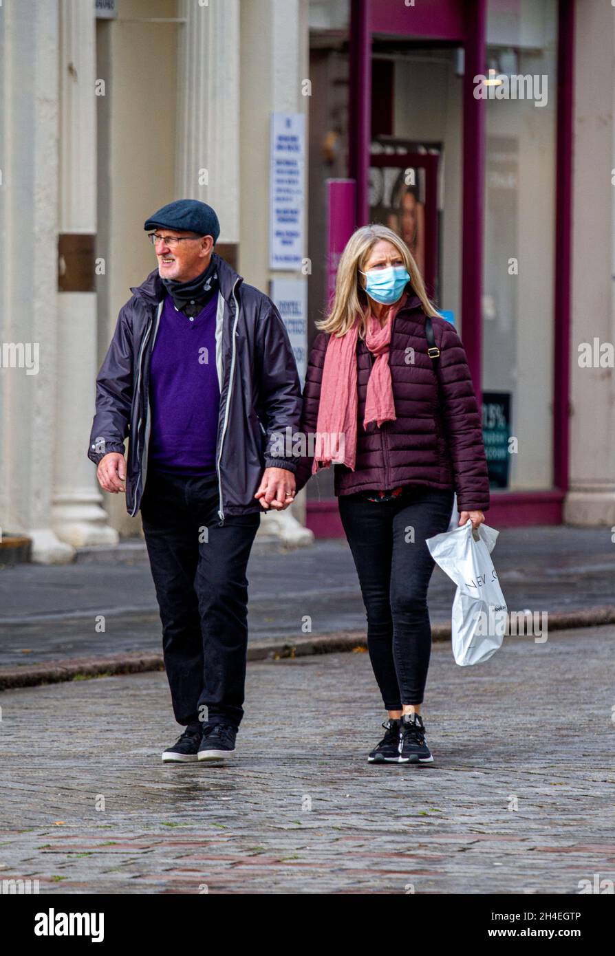 Dundee, Tayside, Schottland, Großbritannien. November 2021. UK Wetter: Ein feuchter Novembertag mit etwas Sonnenschein in Nordostschottland, Temperaturen bis zu 11 Grad Schicke, modische Menschen verbringen den Tag draußen und genießen das Herbstwetter, während sie im Stadtzentrum von Dundee einkaufen. Kredit: Dundee Photographics/Alamy Live Nachrichten Stockfoto