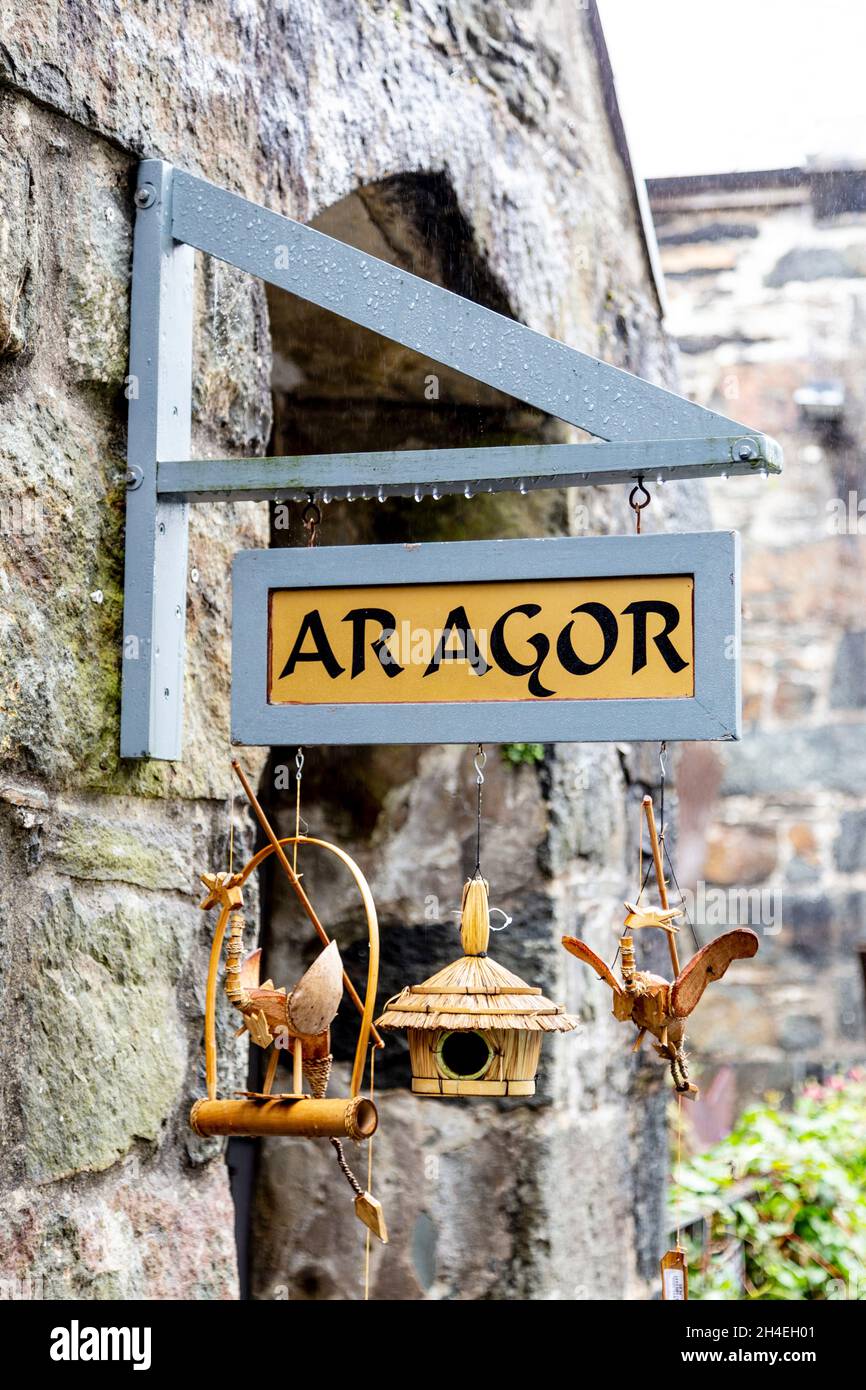 „AR Agor“-Schild mit der Bedeutung „Open“ auf Walisisch außerhalb des Bedgelert Woodcraft-Shops, Bedgelert, Snowdonia, Wales, Großbritannien Stockfoto