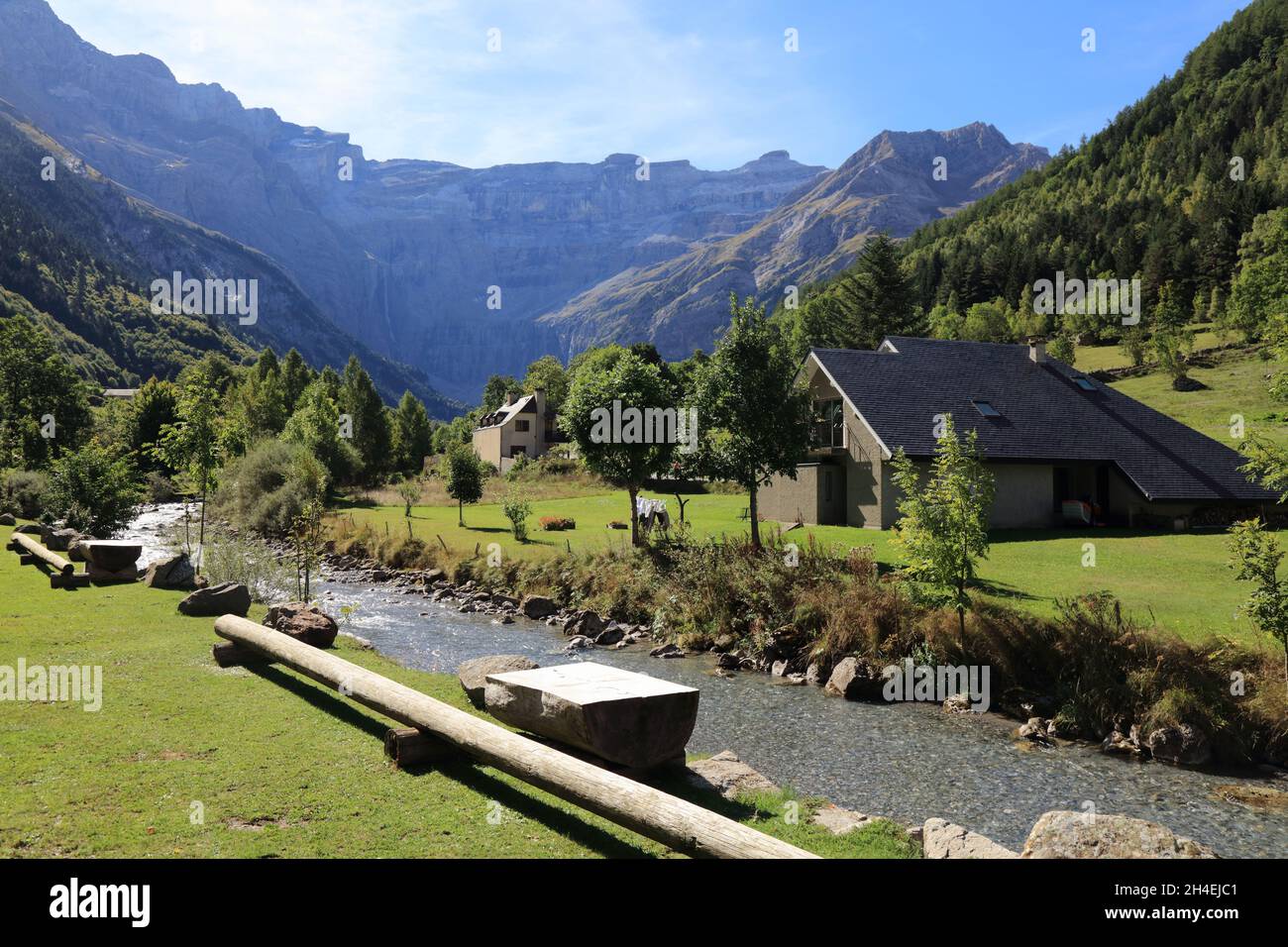 Französische Pyrenäen-Landschaft. Das Tal des Cirque de Gavarnie im Nationalpark der Pyrenäen (Französisch: Parc national des Pyrenees). Stockfoto