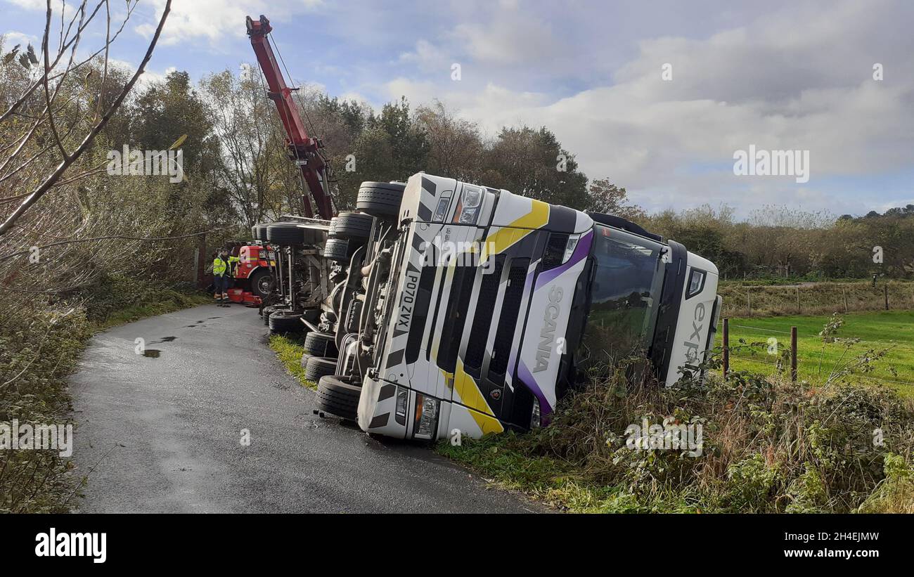 Gestürzter Schwerlastwagen auf der Plex Moss Lane in Woodvale in der Nähe von Southport, der aus dem Graben geborgen wurde. Diese Straße verbietet speziell LKW, da sie sehr schmal und holprig ist, mit mehreren sehr engen Kurven und einem Graben auf beiden Seiten. Viele Fahrzeuge haben sich über einen Zeitraum von mindestens 14 Jahren über Satnavs in dieser Weise bekümmert. Stockfoto